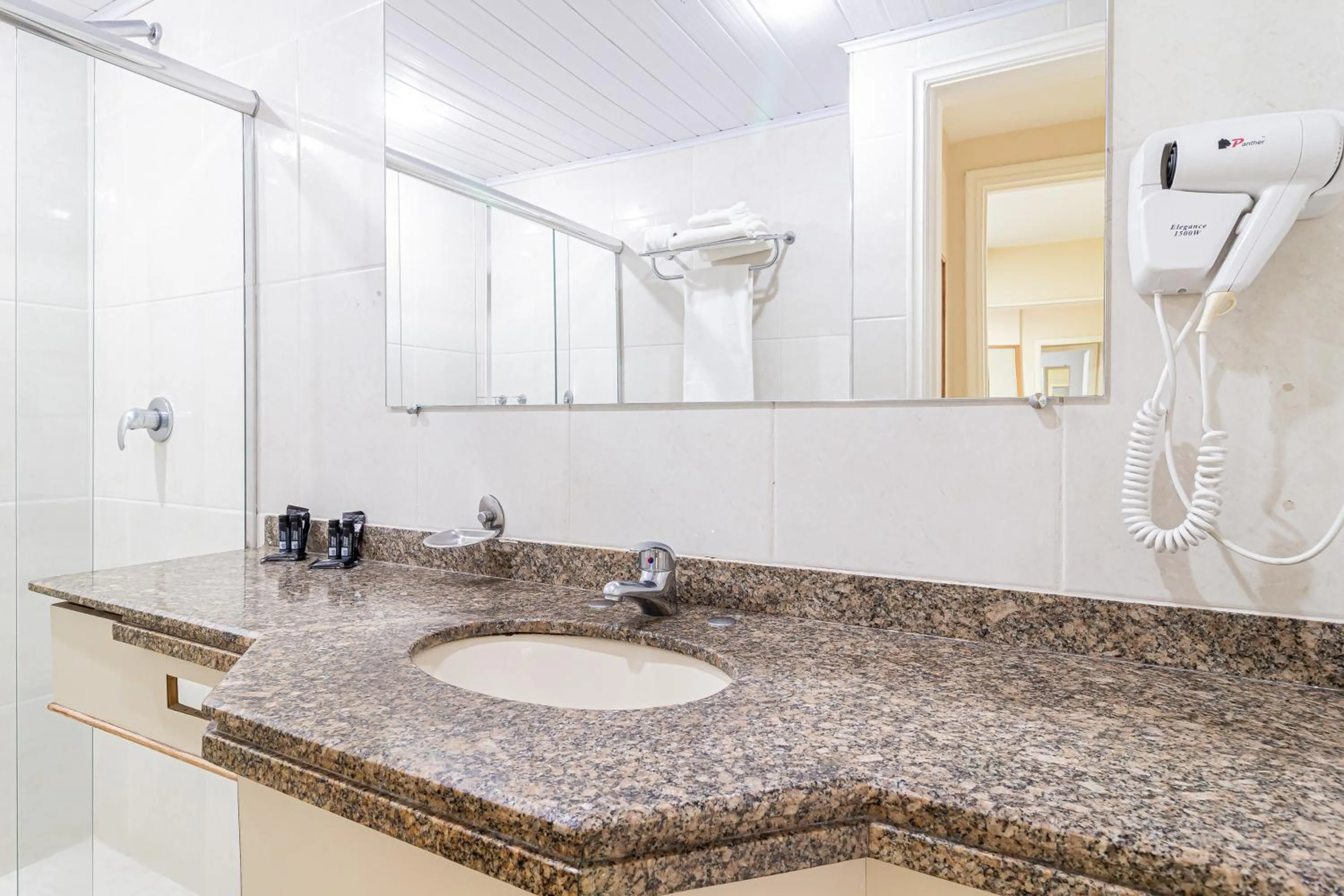 Shower in H4 Fortune Jardins