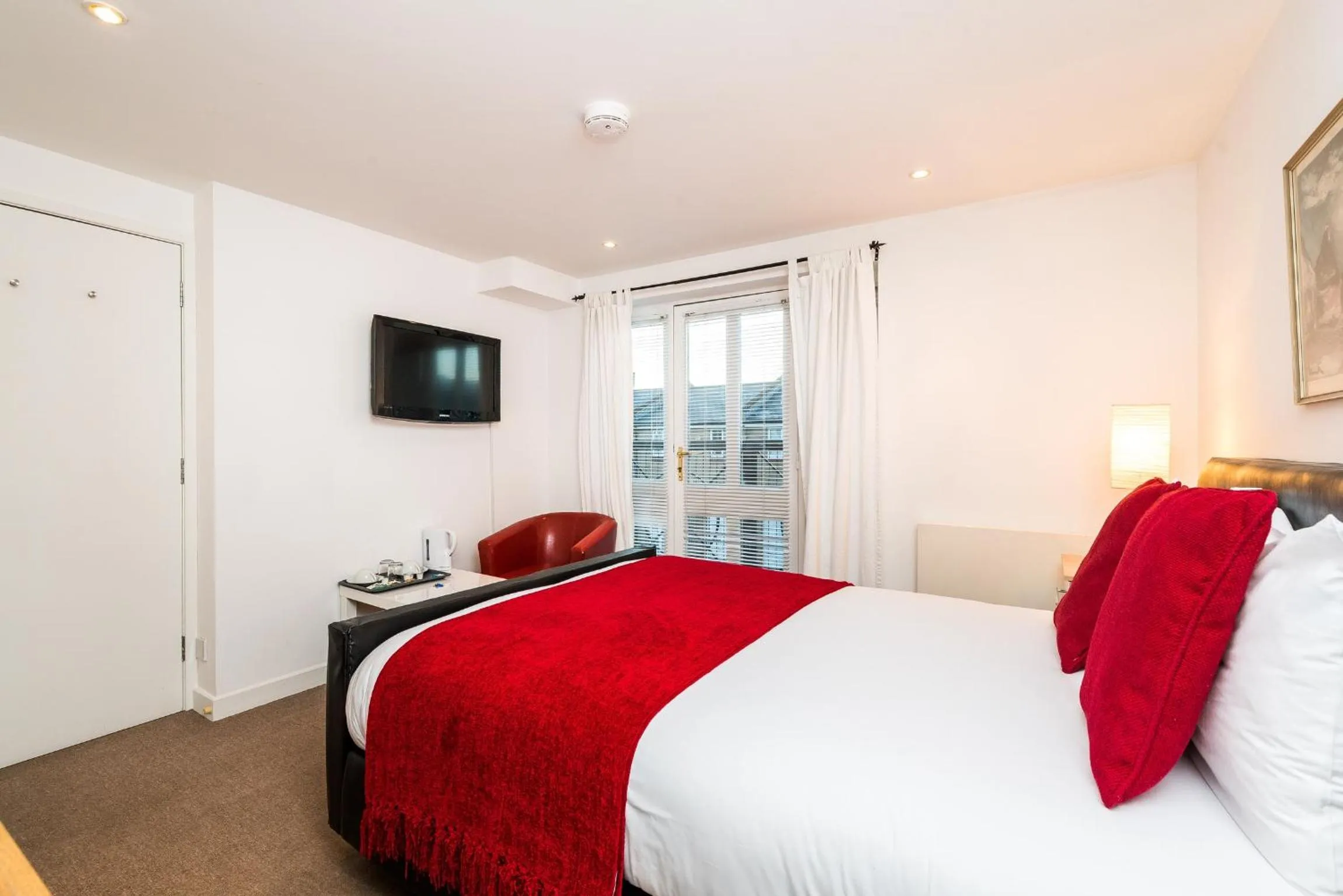 Communal lounge/ TV room, Bed in Riverbank Stay