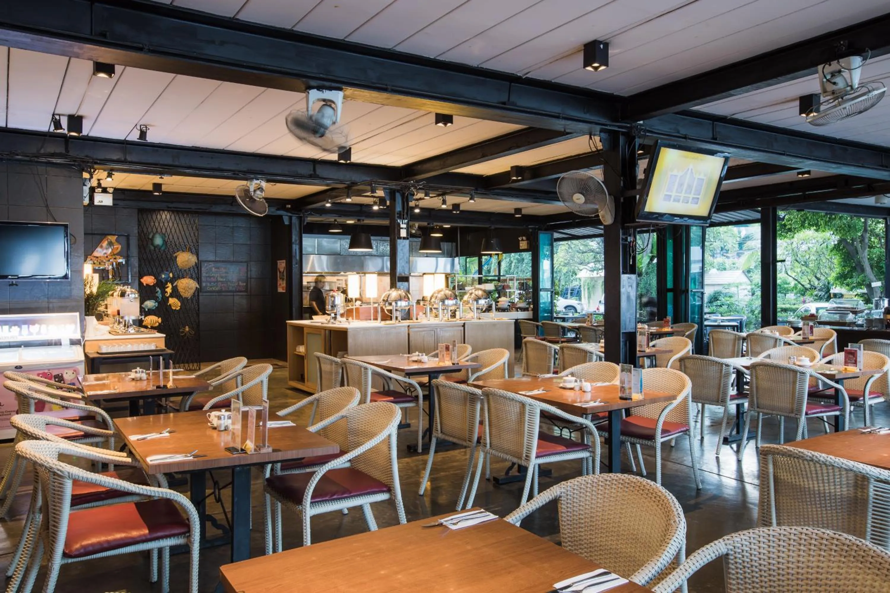 Restaurant/places to eat in Sandalay Resort