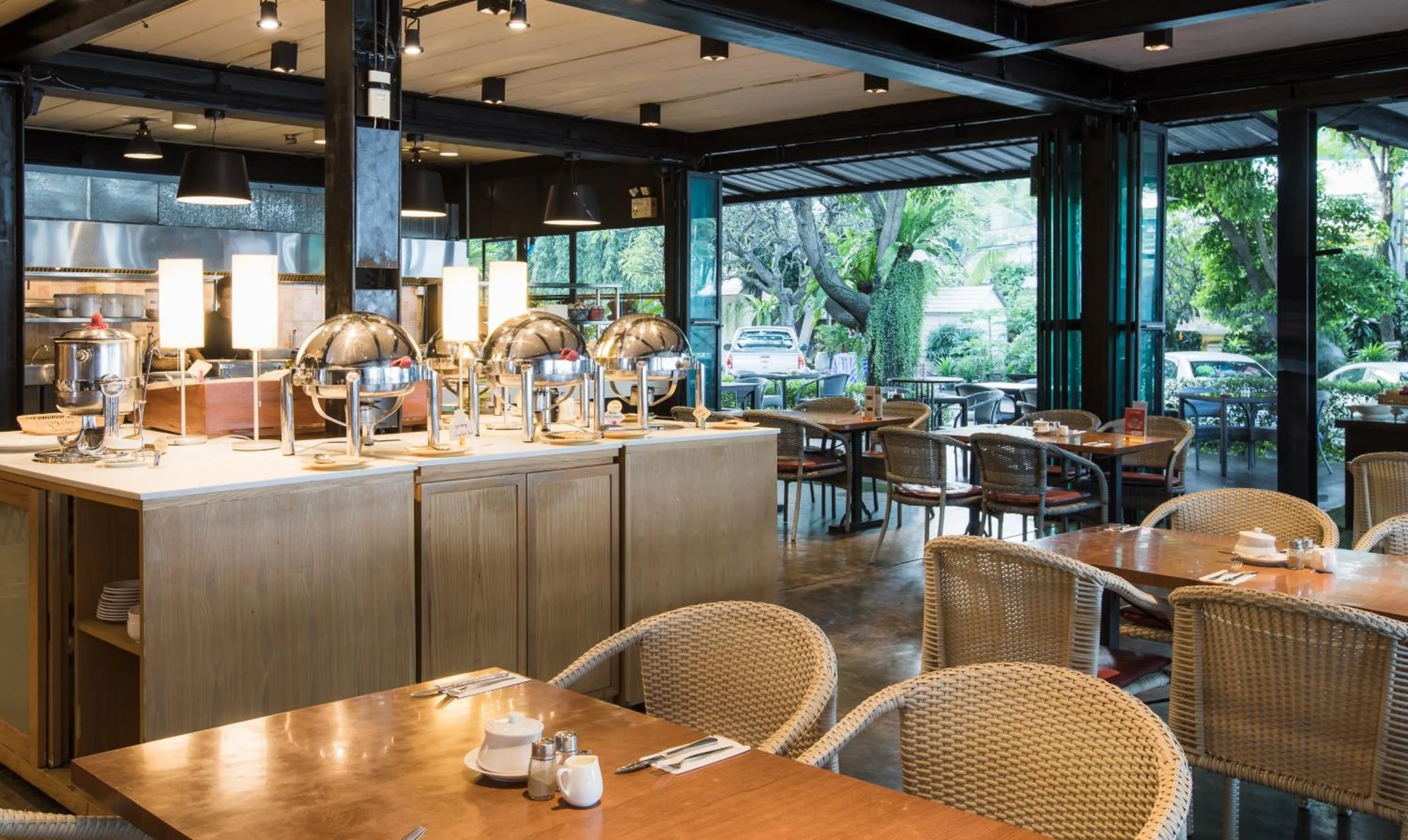 Restaurant/places to eat in Sandalay Resort