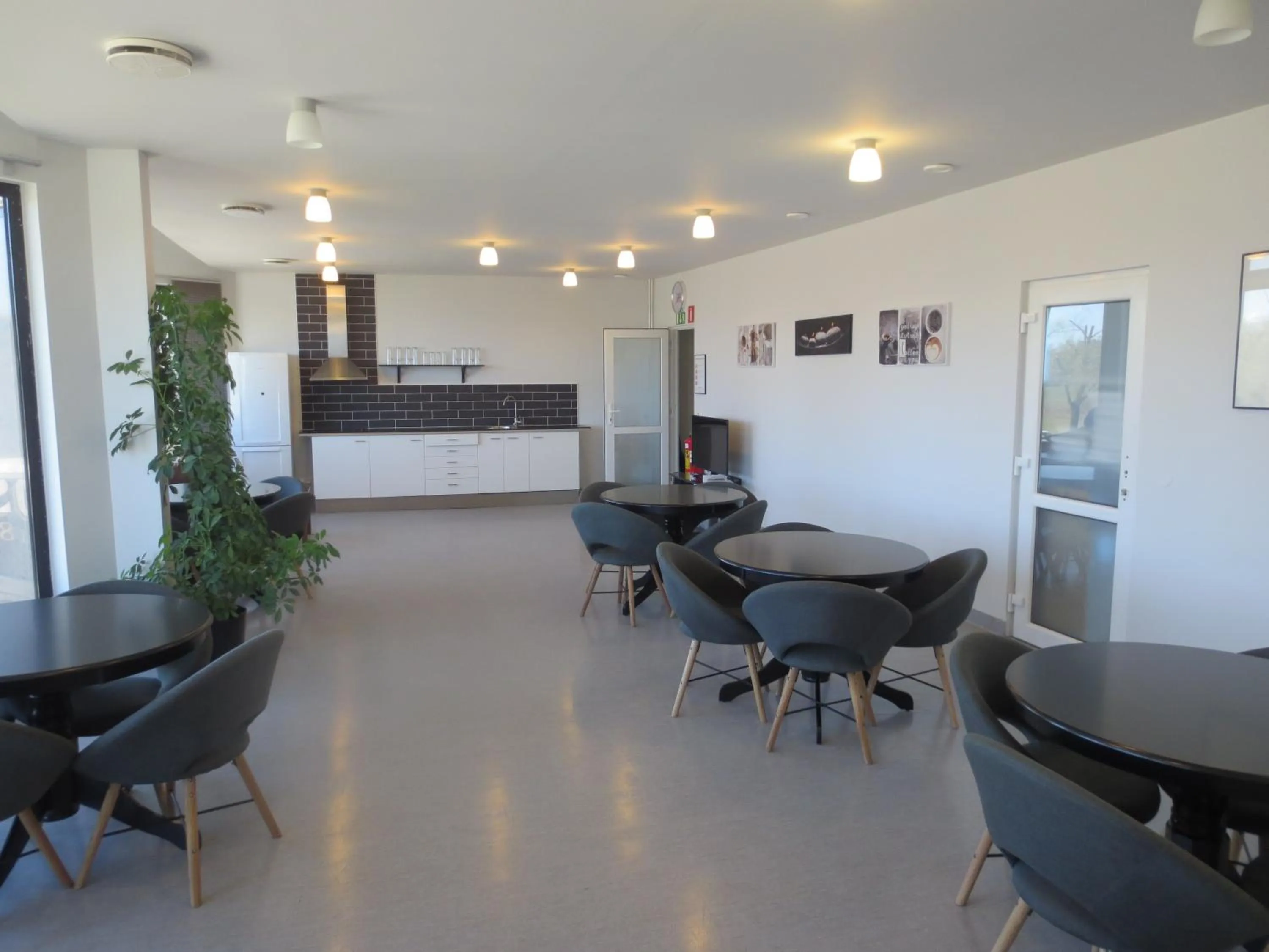 Restaurant/places to eat in Fenix Inn