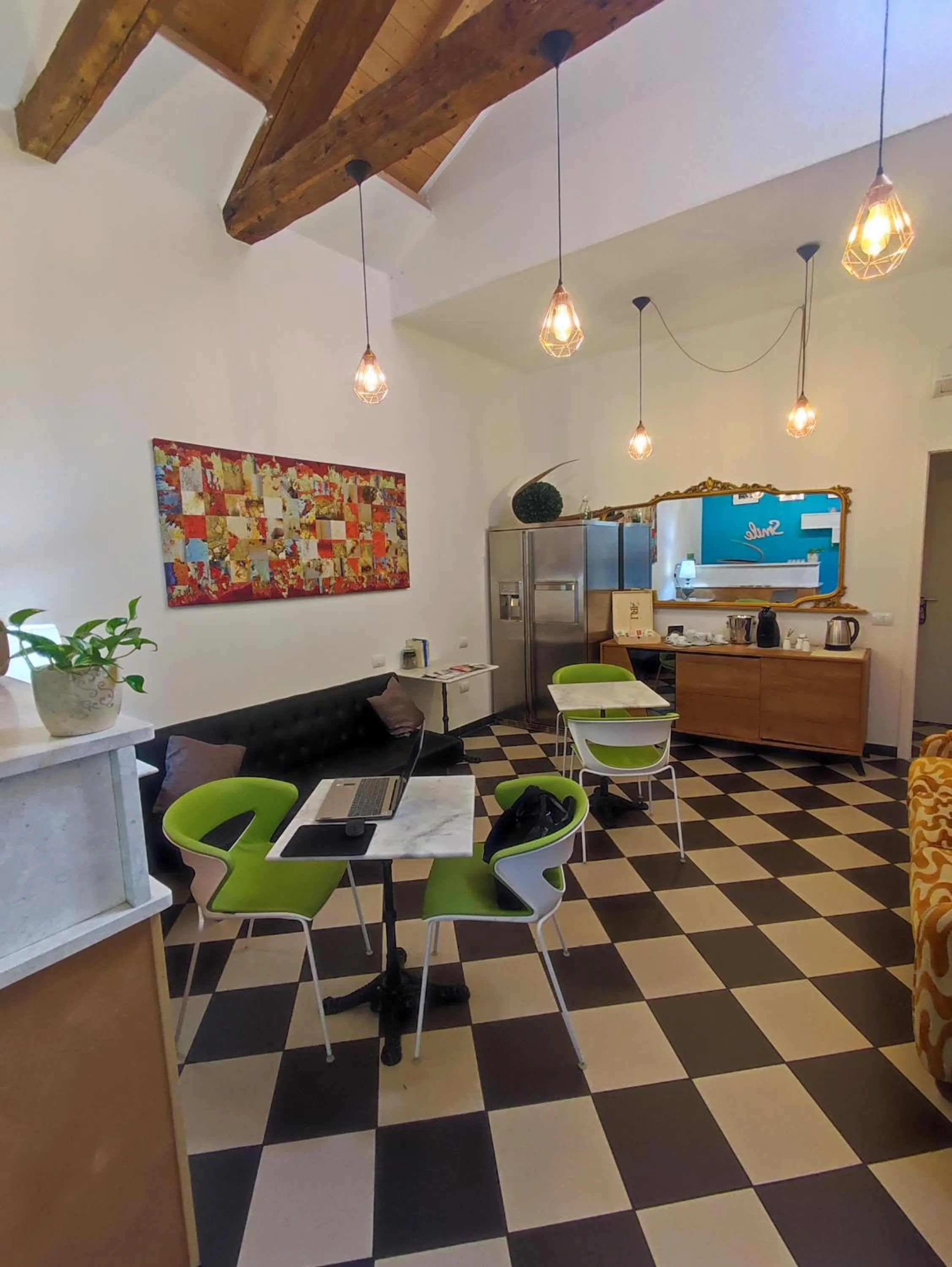 Communal lounge/ TV room in Manì Rooms