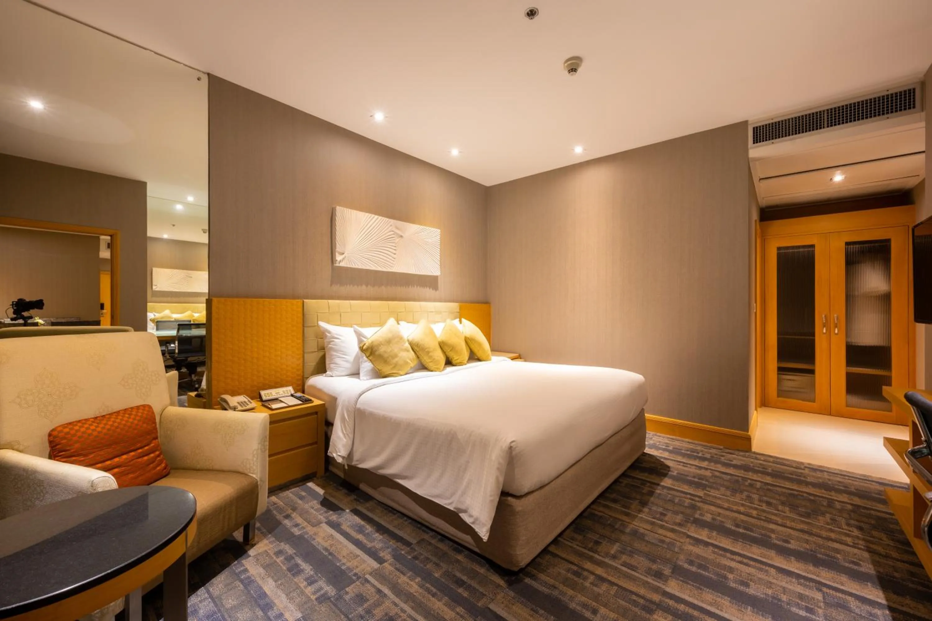 Bed in Grand Richmond Stylish Convention Hotel