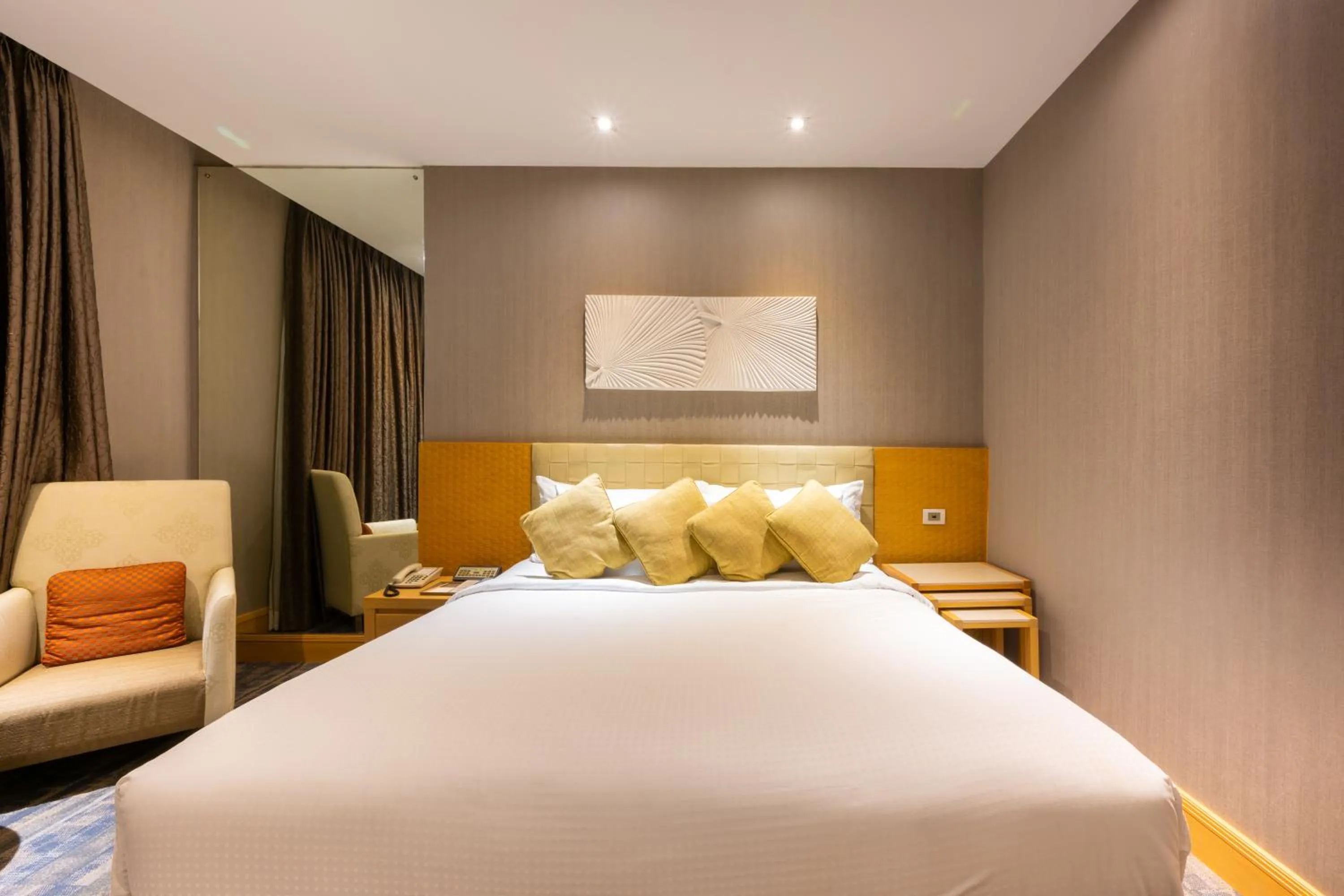 Bed in Grand Richmond Stylish Convention Hotel