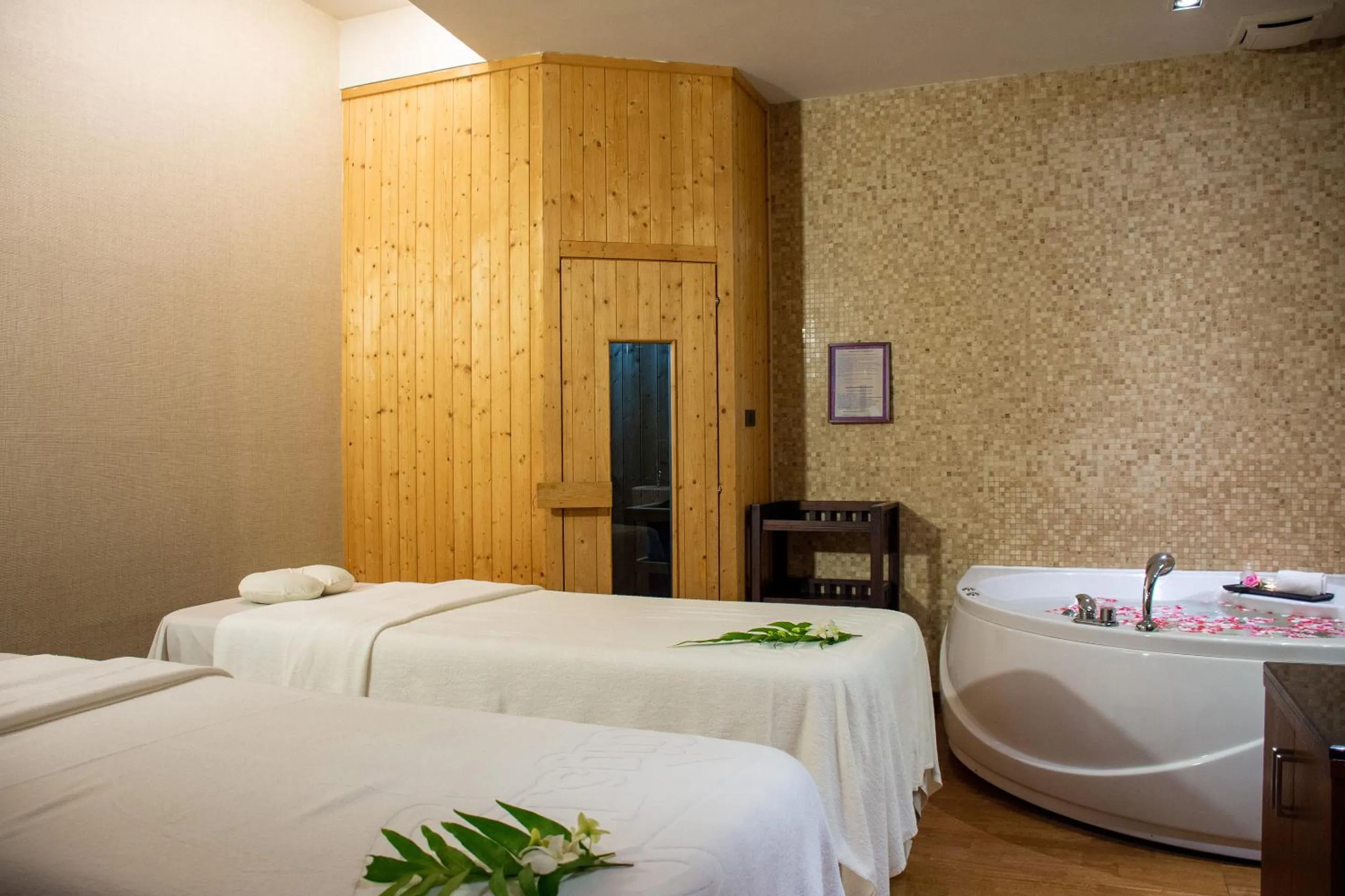 Spa and wellness centre/facilities, Bed in Grand Richmond Stylish Convention Hotel