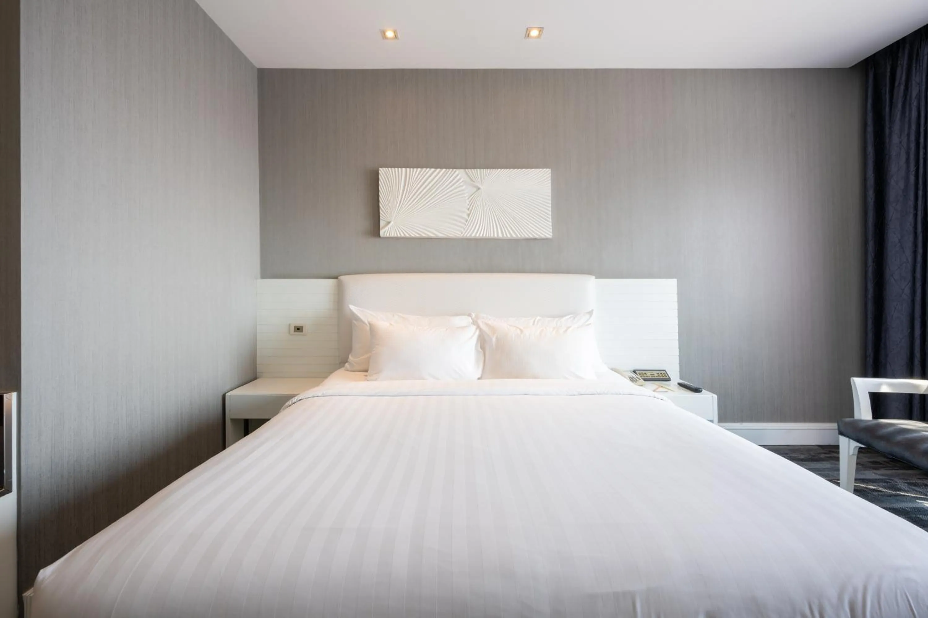 Bed in Grand Richmond Stylish Convention Hotel