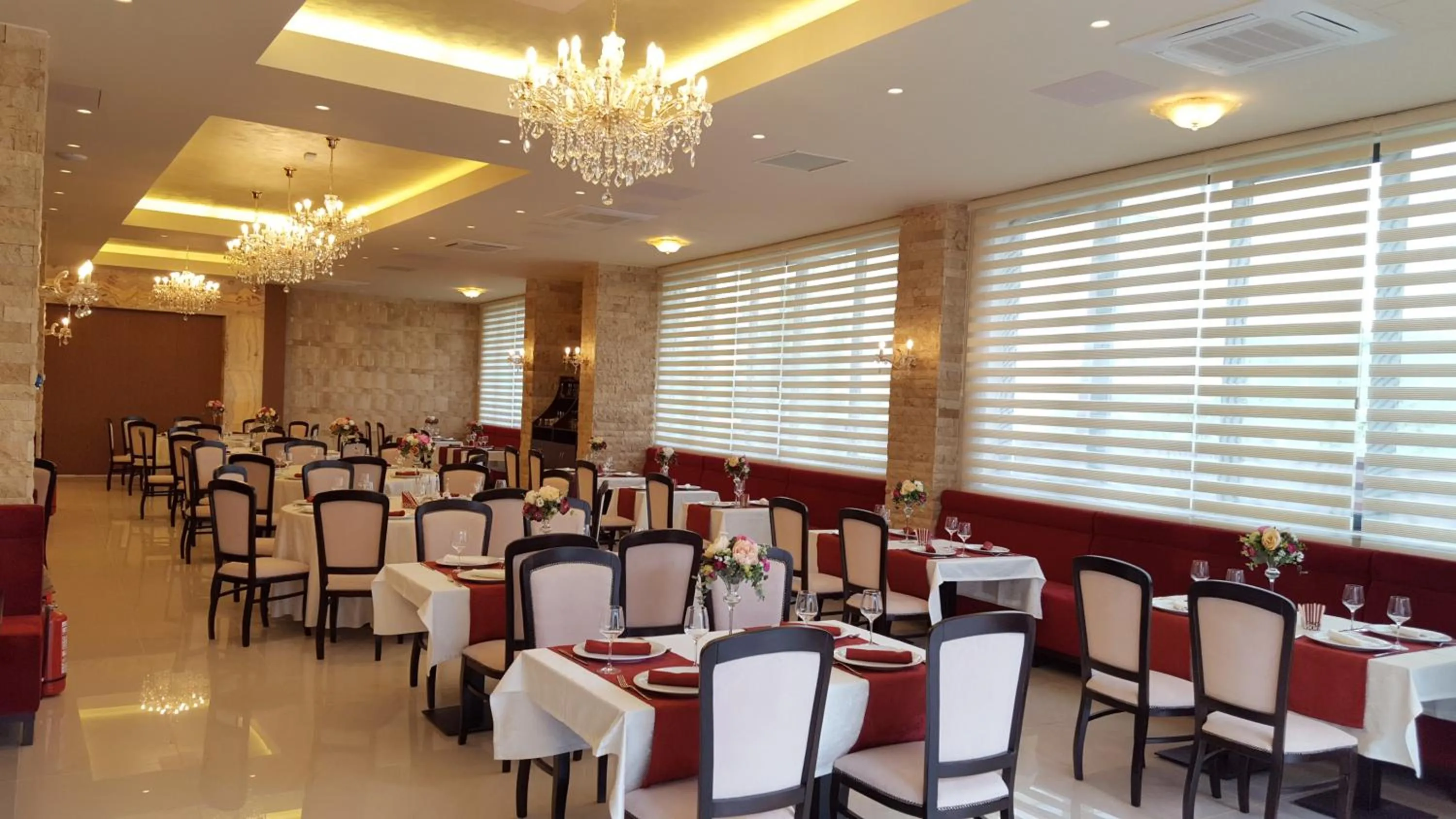 Restaurant/places to eat in Salis Hotel & Medical Spa
