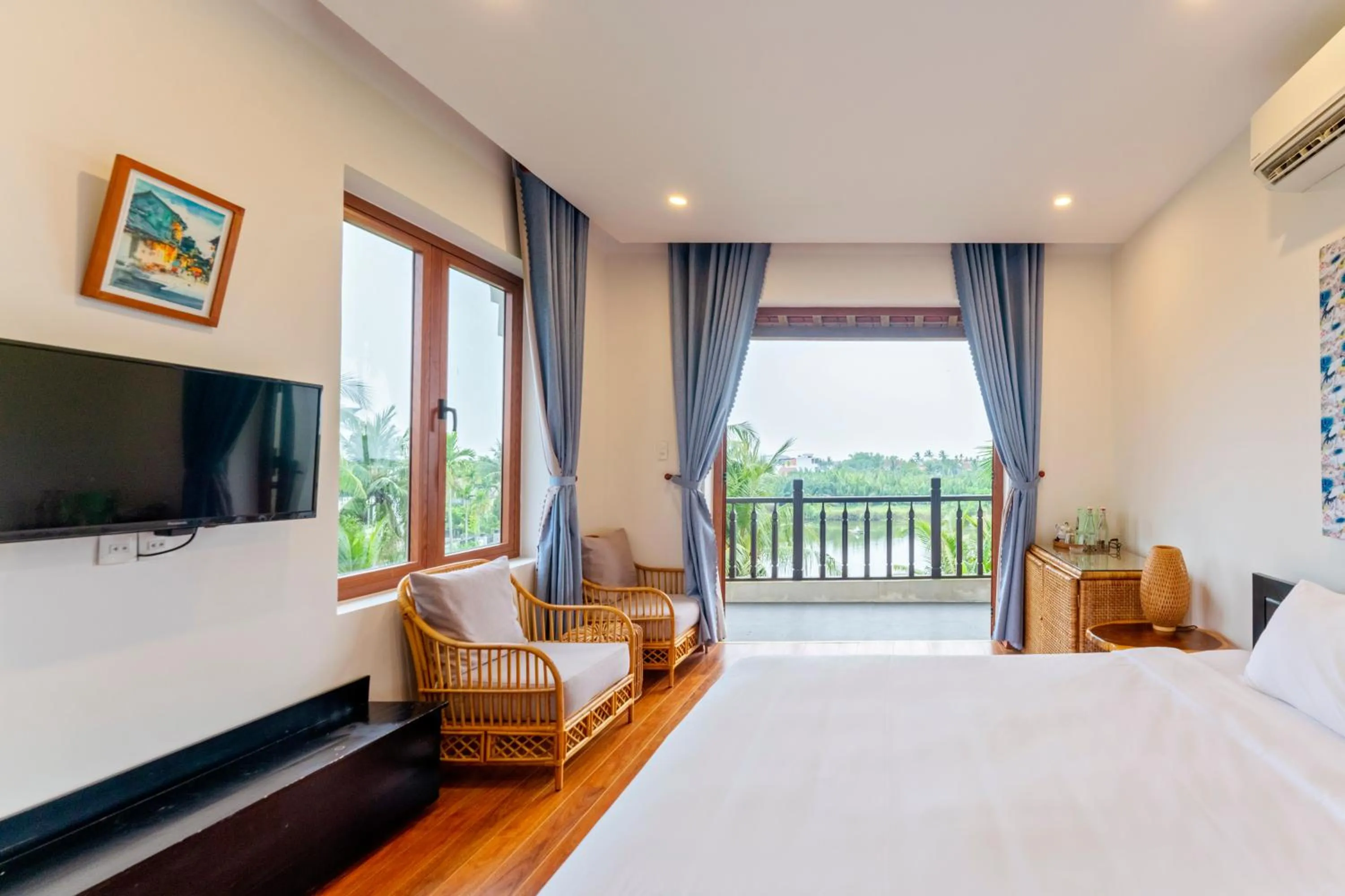 Communal lounge/ TV room, Bed in New Sunshine Homestay