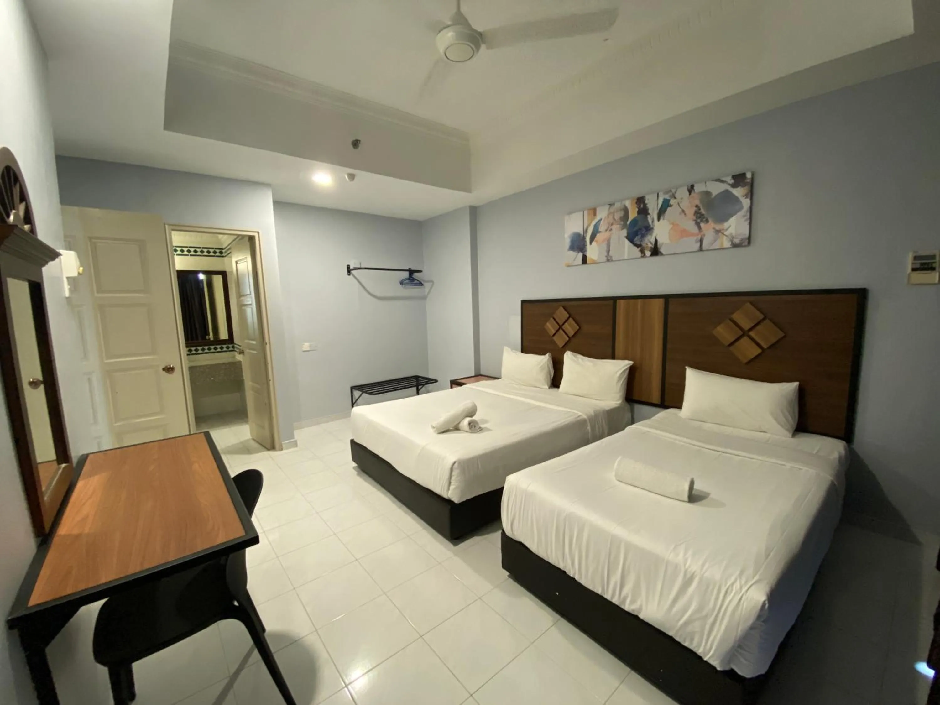 Bedroom, Bed in Leisure Cove Hotel and Apartments