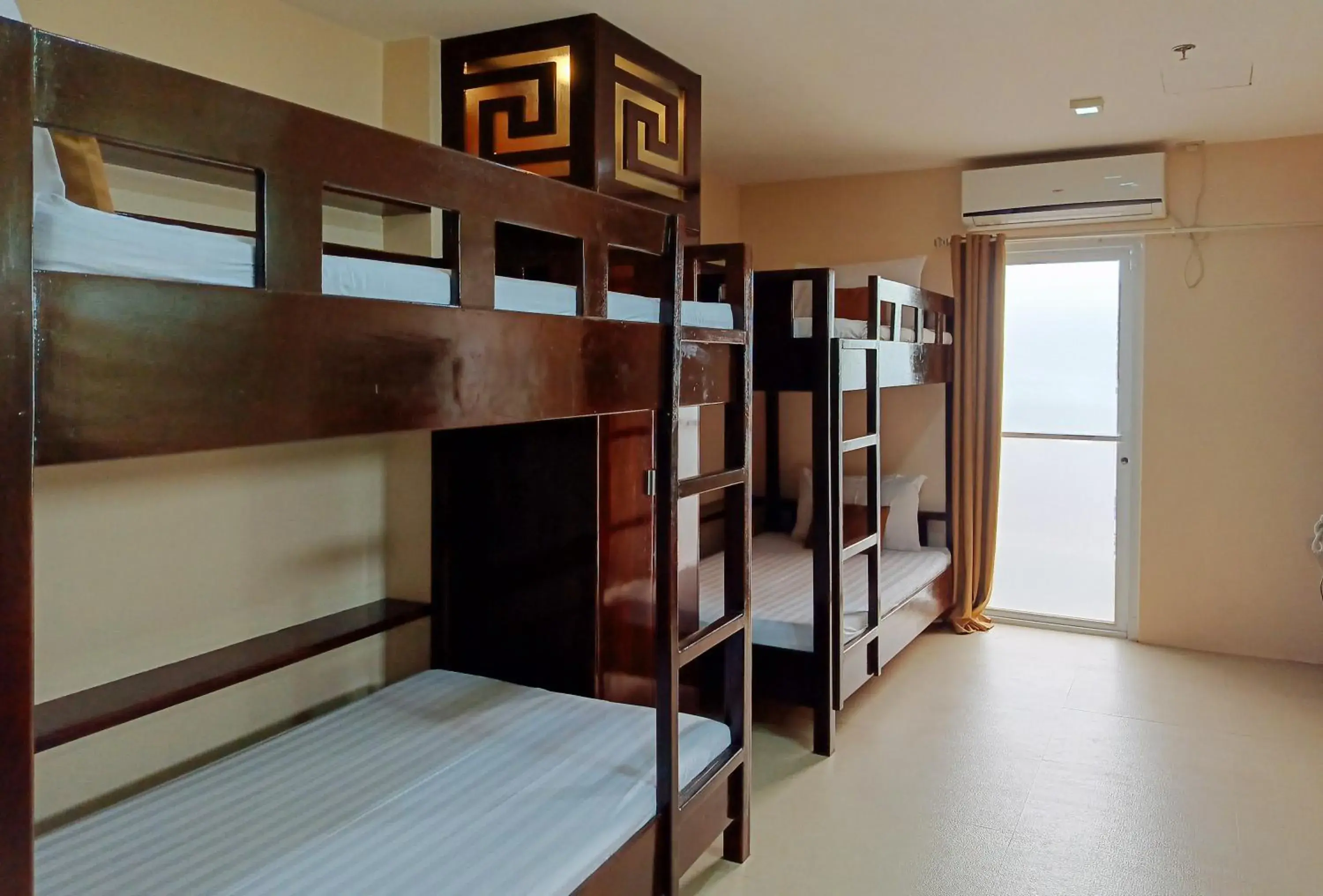 6-Bed Mixed Dormitory Room in Hotel Juliana by RedDoorz 6-Bed Mixed Dormitory Room in Hotel Juliana by RedDoorz