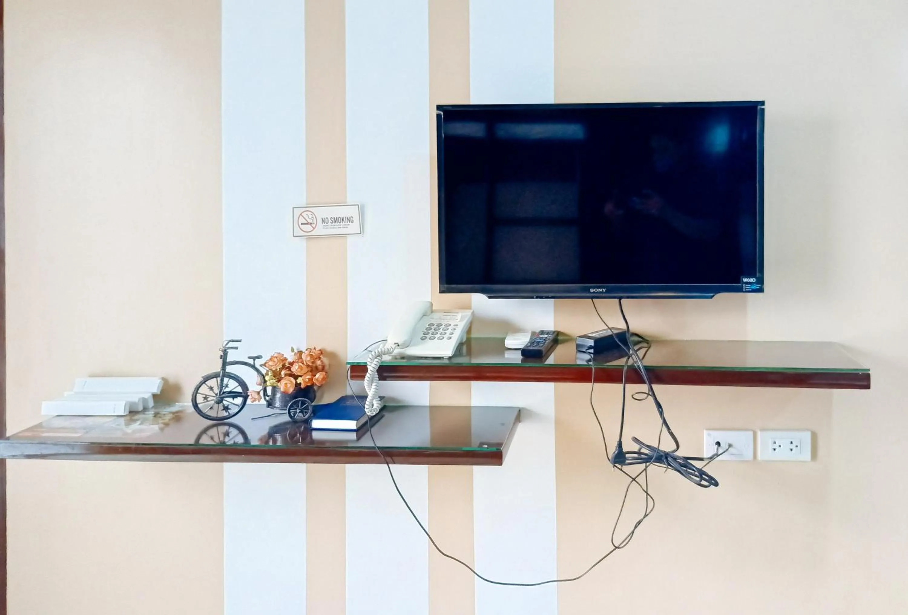 TV and multimedia in Hotel Juliana by RedDoorz