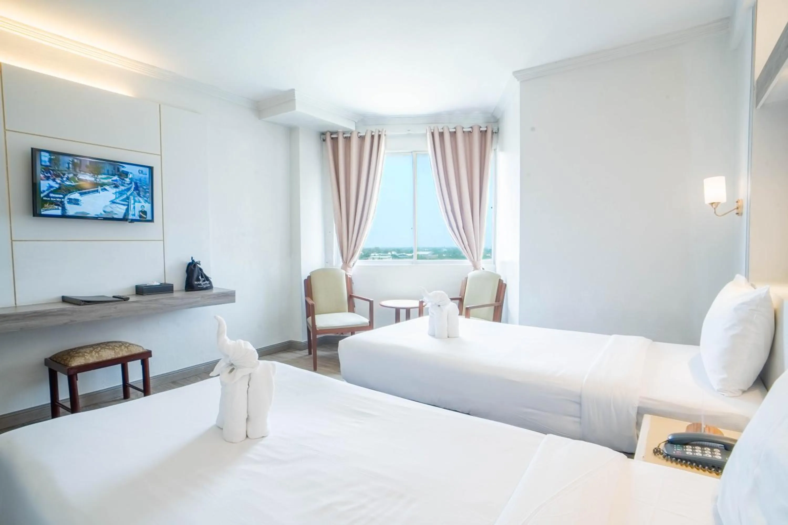 Bed in Thong Tarin Hotel