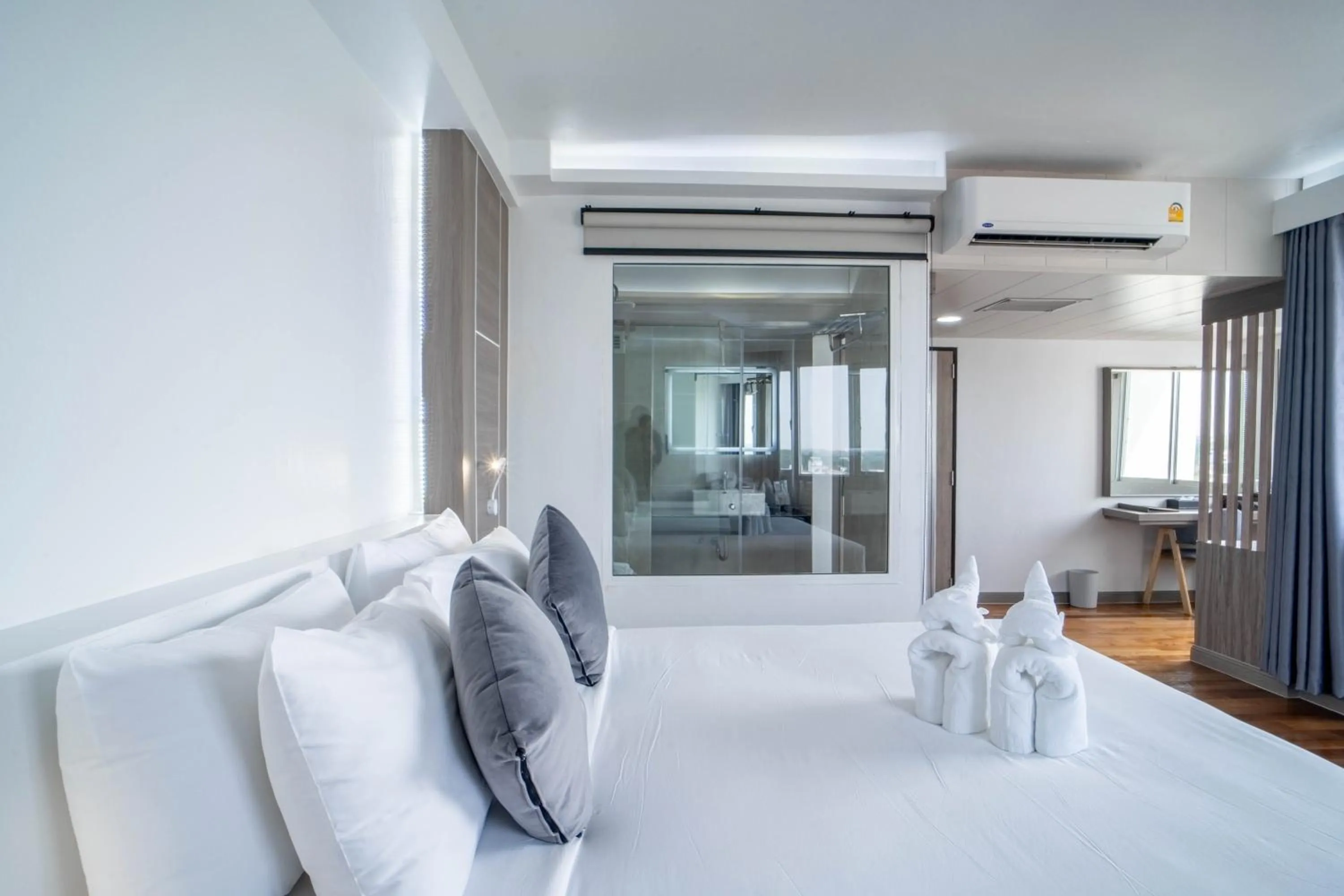 Bed in Thong Tarin Hotel