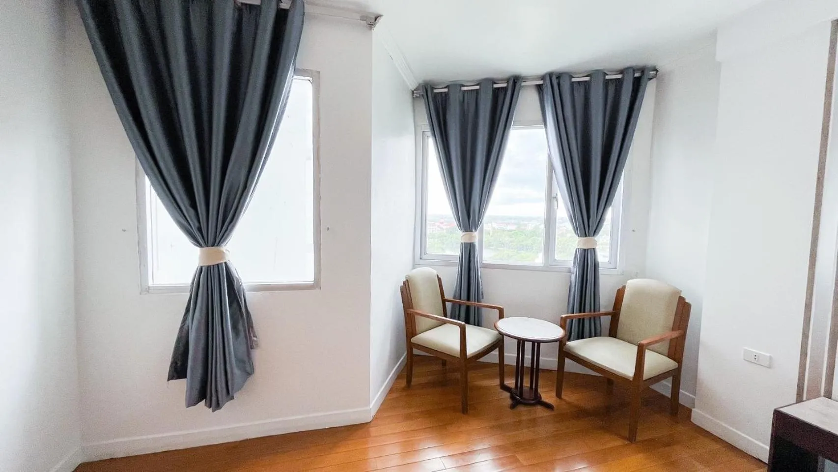 Seating area in Thong Tarin Hotel
