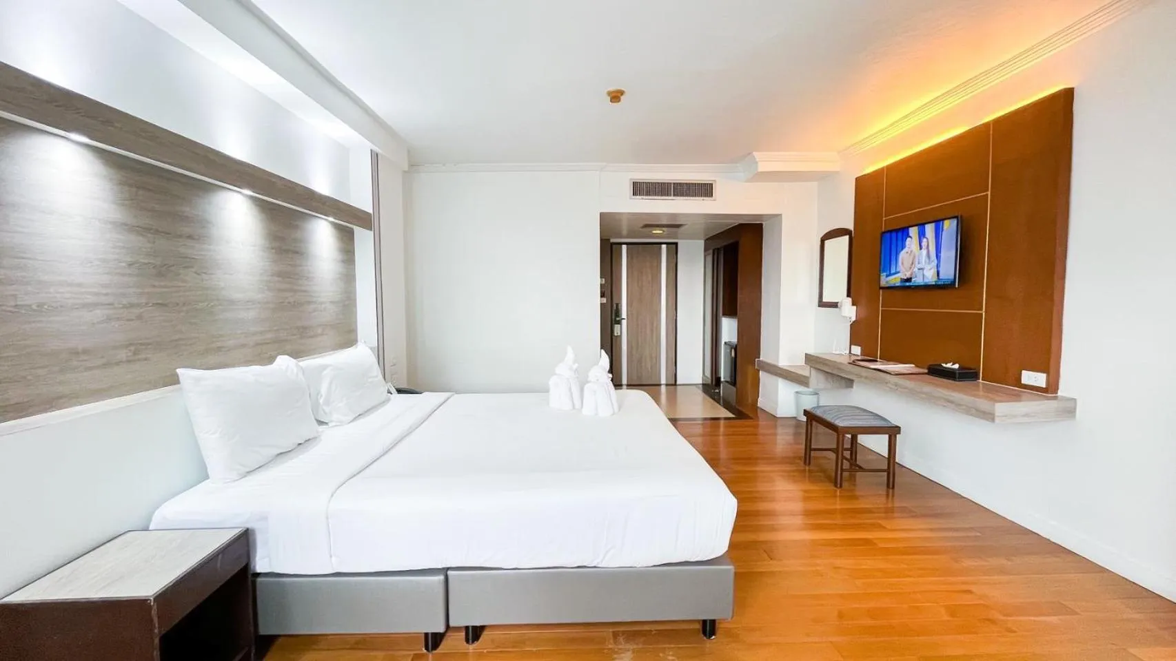 Bedroom, Bed in Thong Tarin Hotel