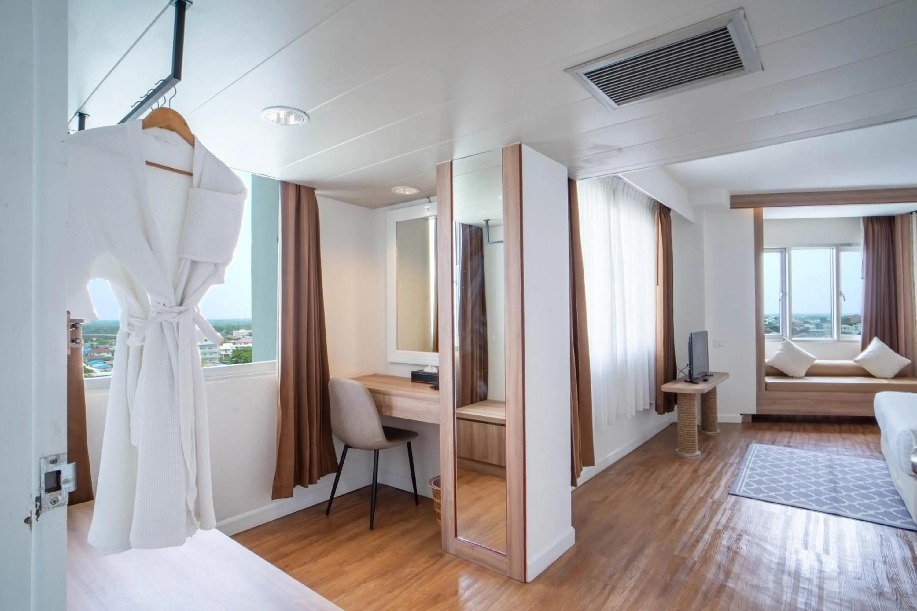 Photo of the whole room, Bed in Thong Tarin Hotel