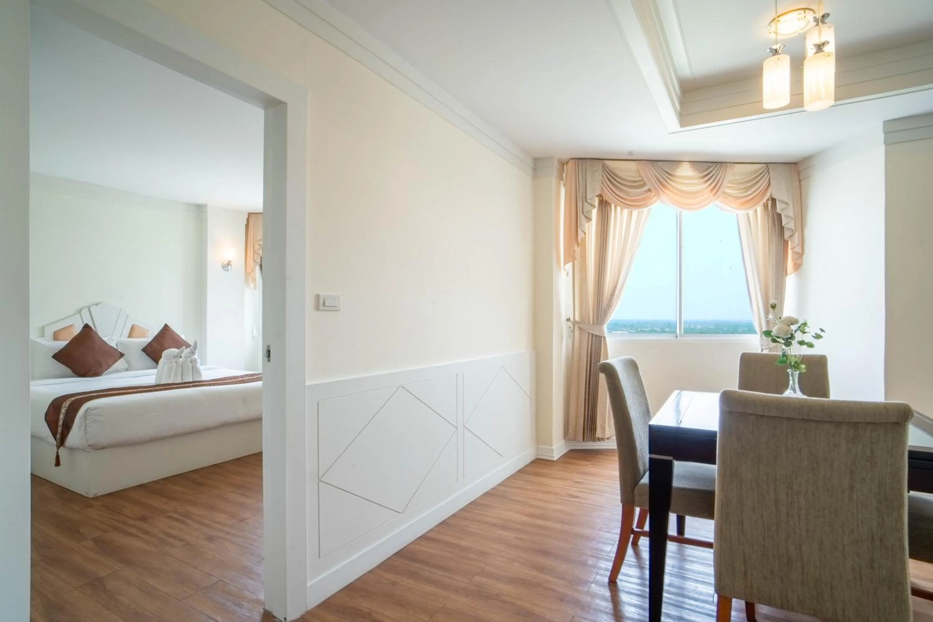 Photo of the whole room, Bed in Thong Tarin Hotel