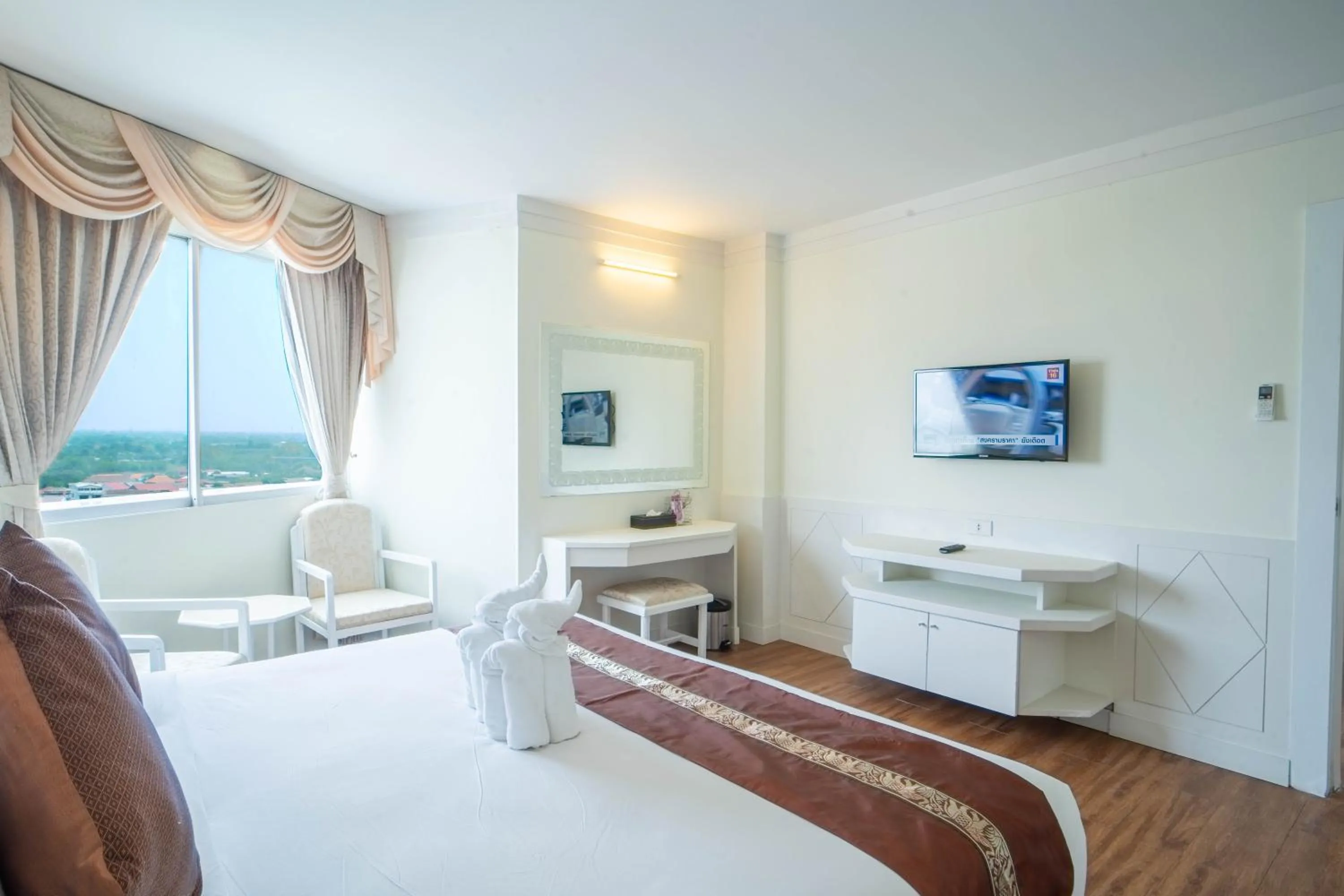 Photo of the whole room, Bed in Thong Tarin Hotel