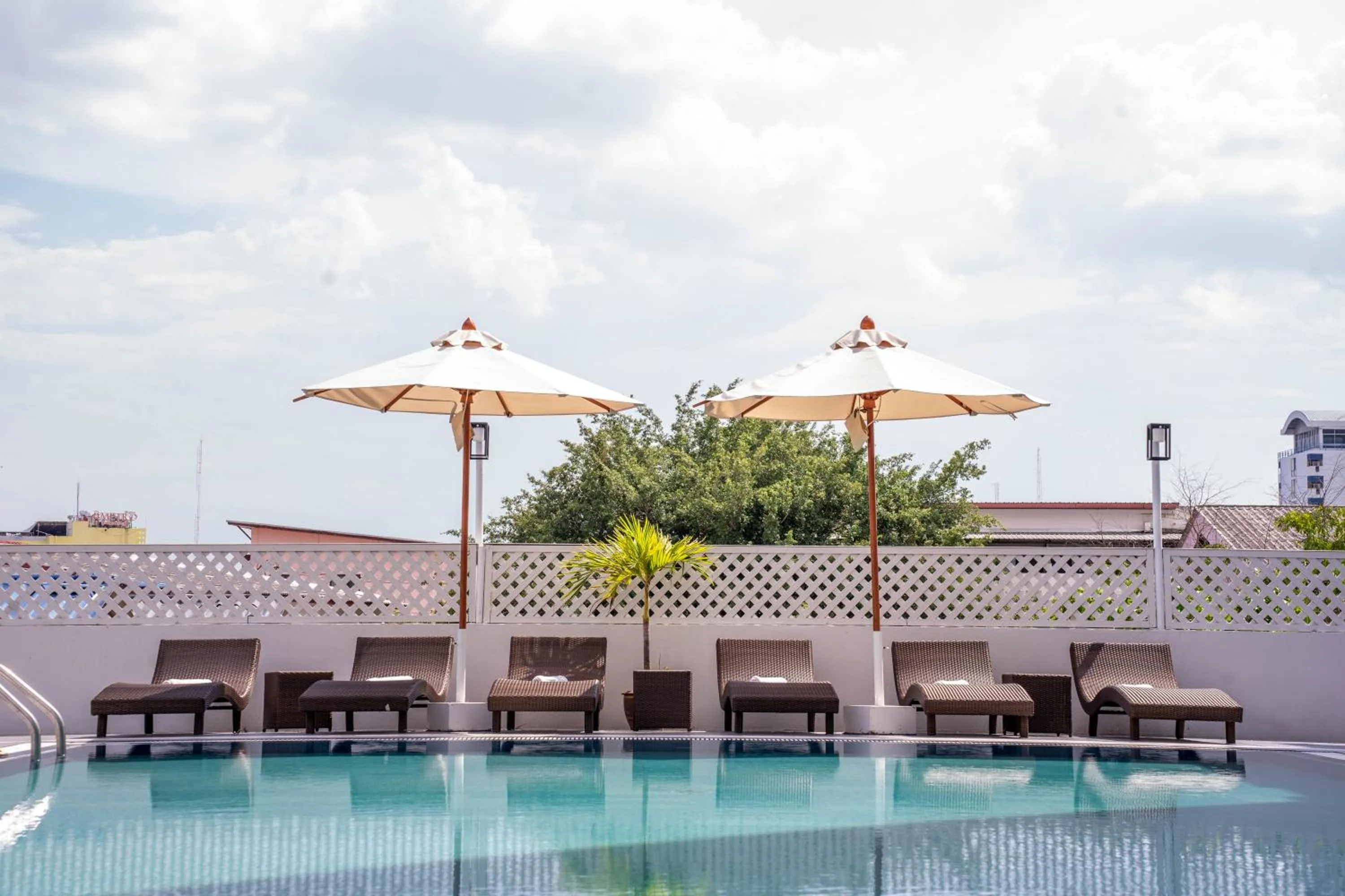 Swimming pool in Thongtarin Hotel