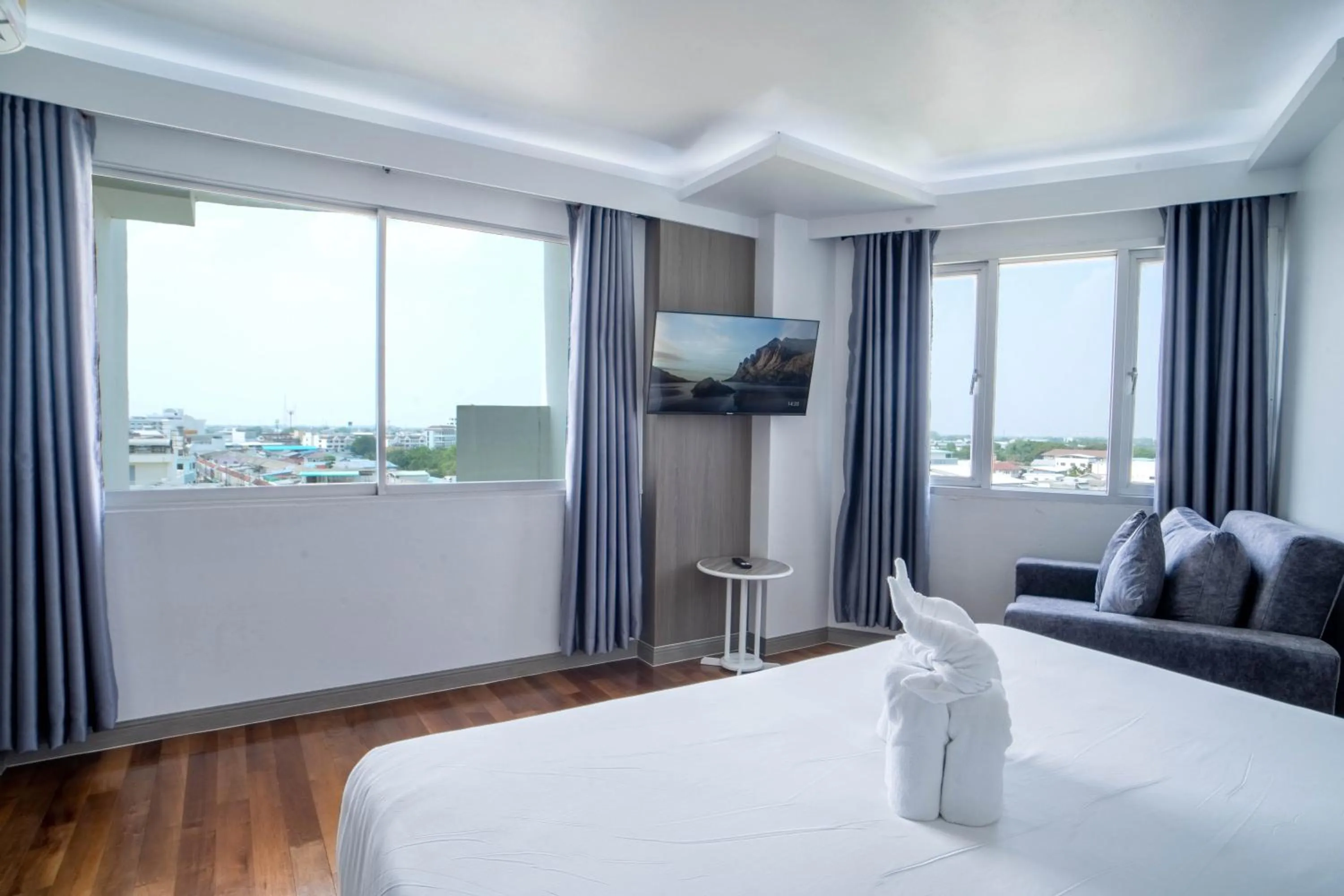 TV and multimedia, Bed in Thong Tarin Hotel