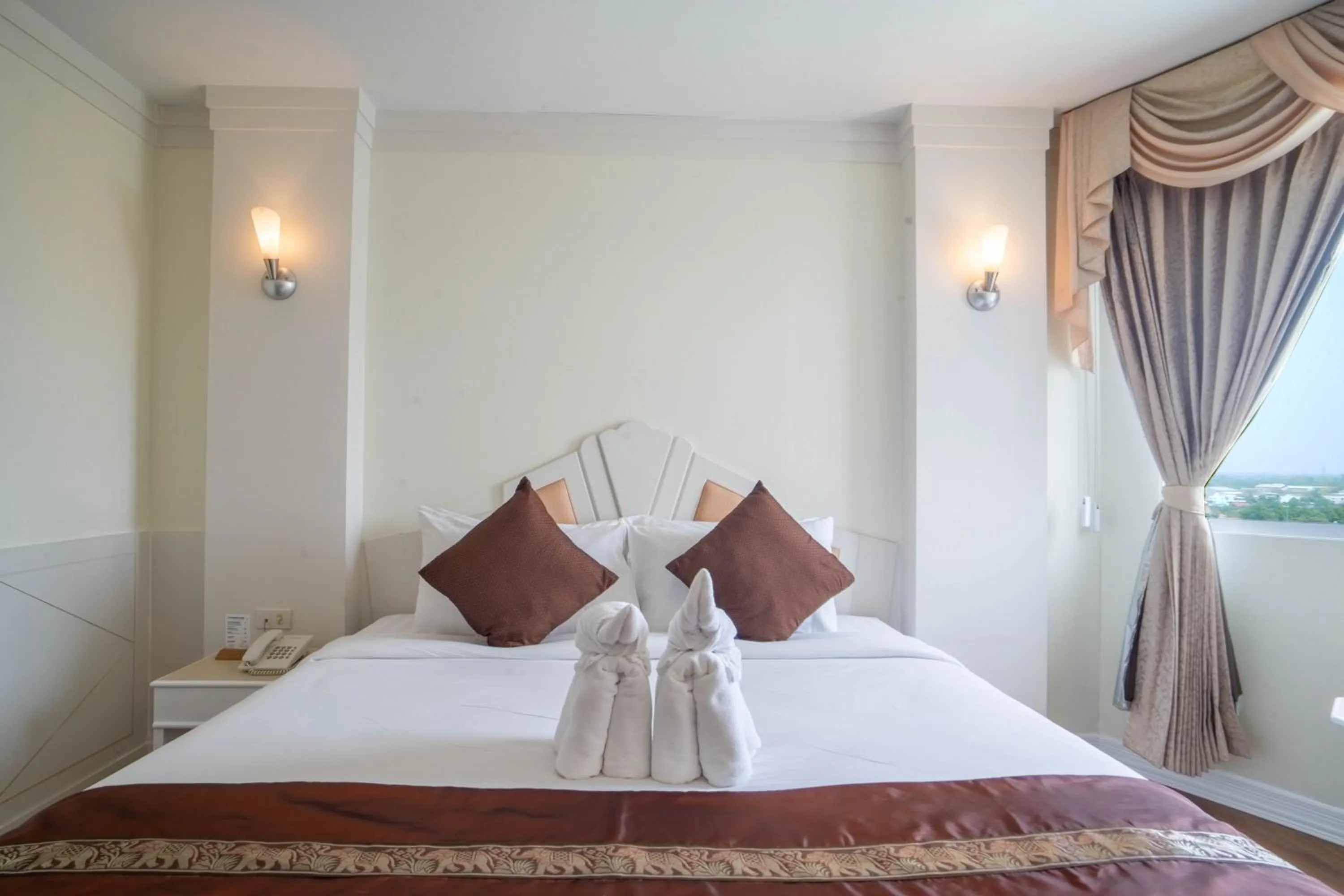 Bed in Thong Tarin Hotel