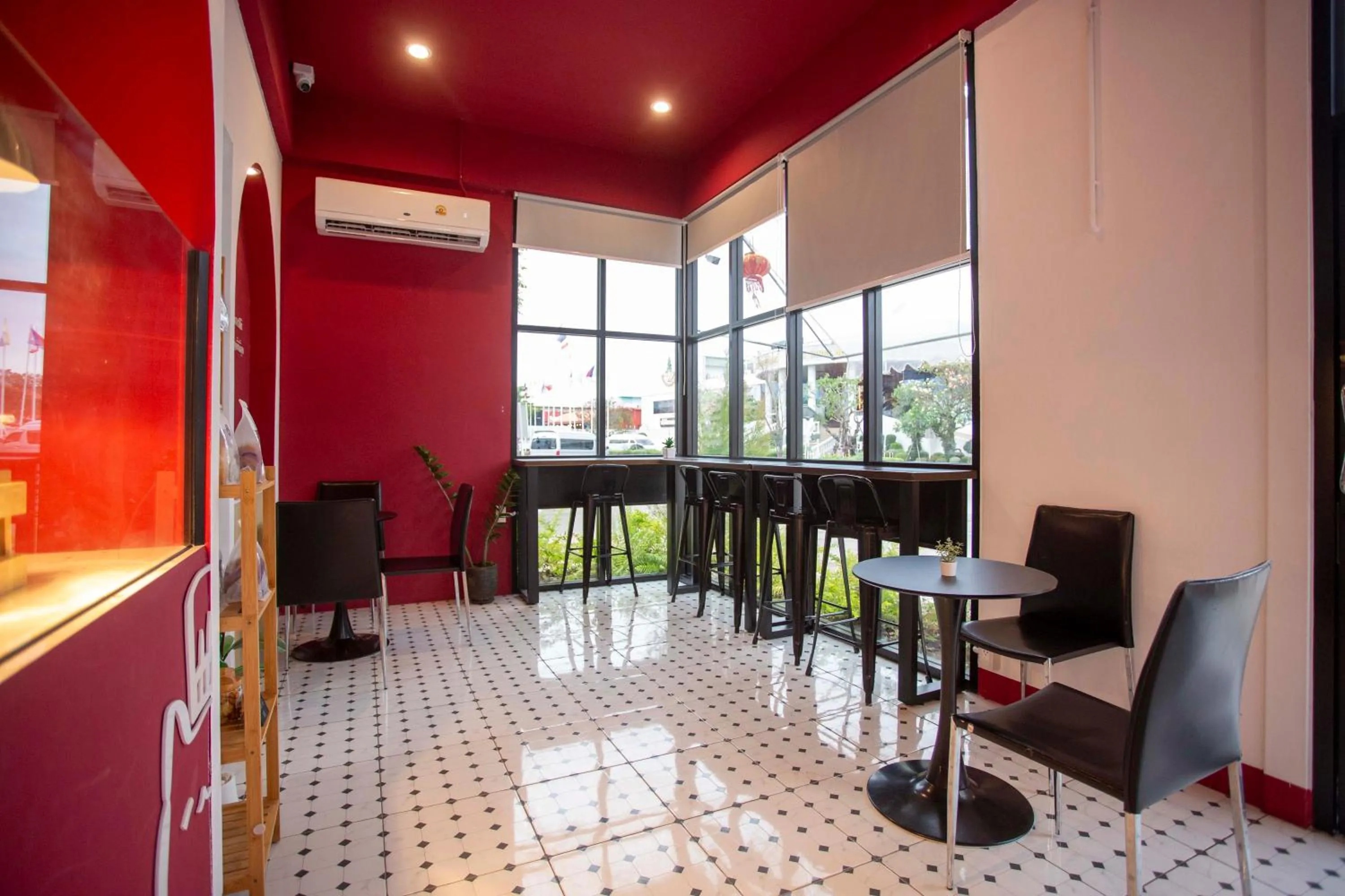 On-site shops in Thong Tarin Hotel