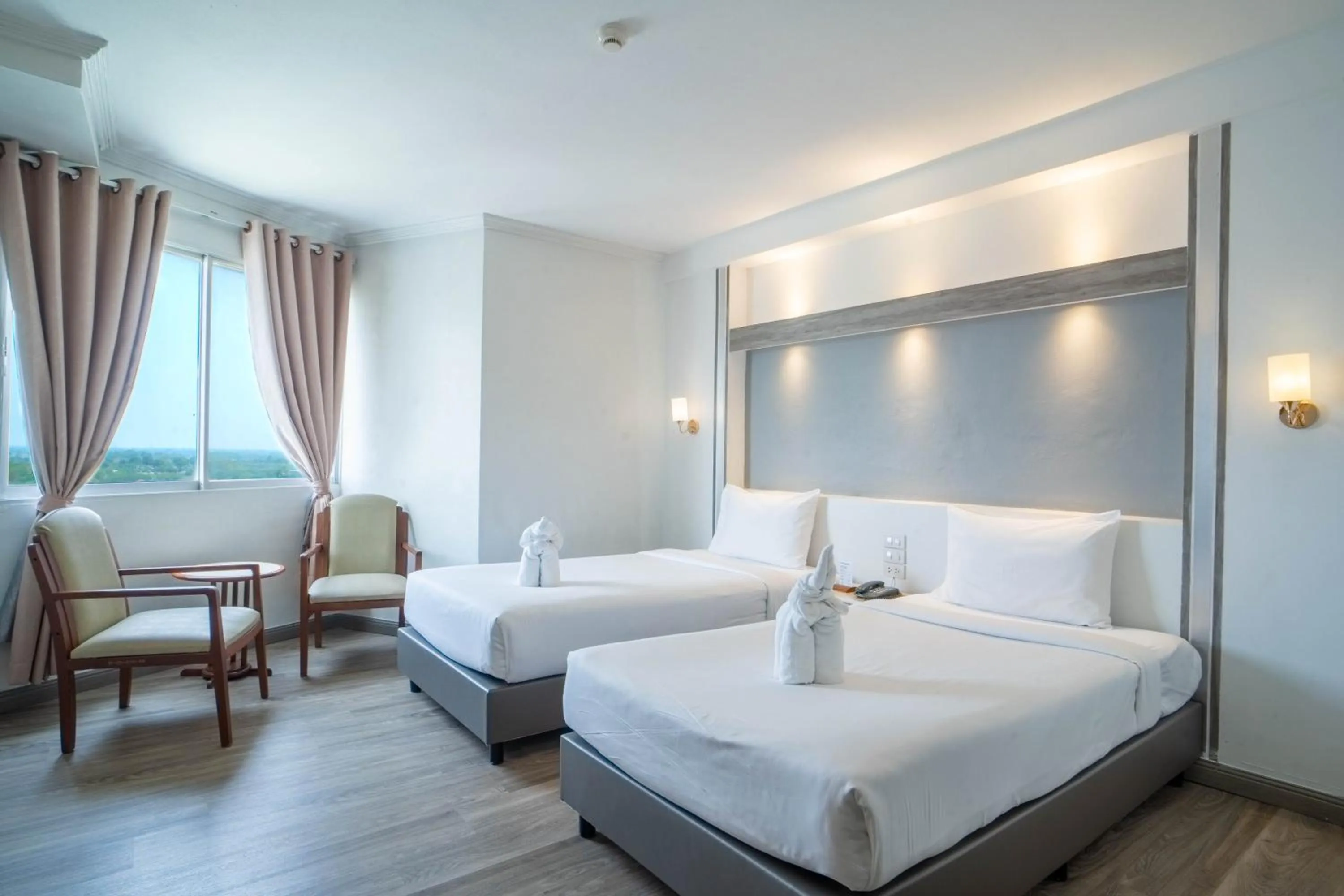 Photo of the whole room, Bed in Thong Tarin Hotel