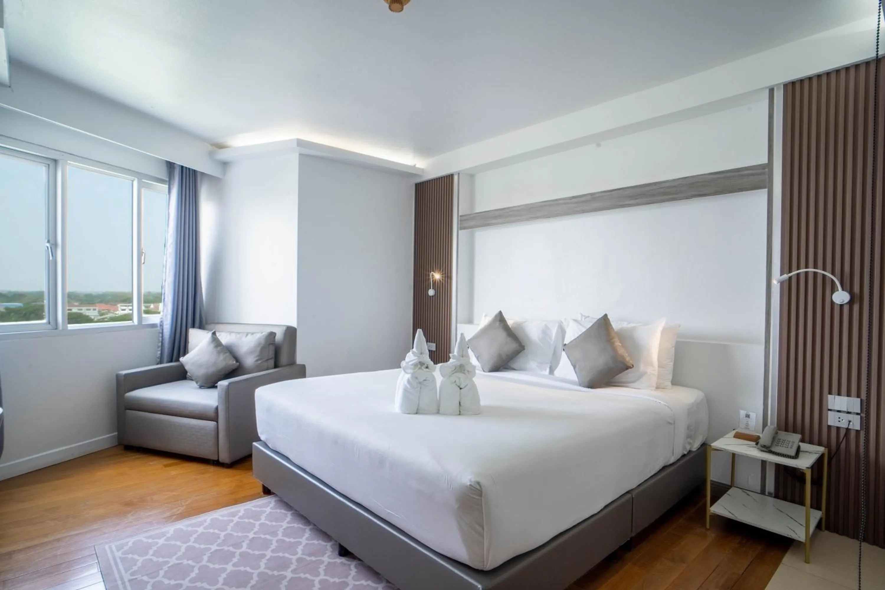 Photo of the whole room, Bed in Thong Tarin Hotel