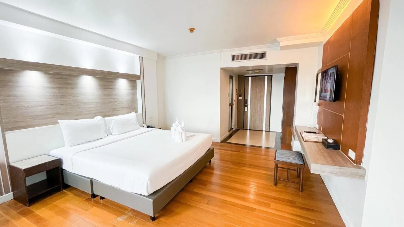 Bedroom, Bed in Thong Tarin Hotel