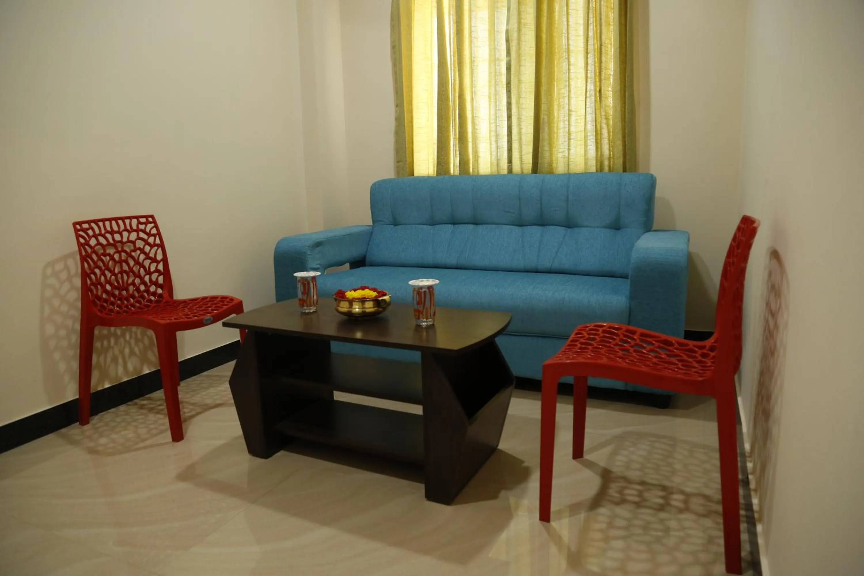 Living room in Hotel New Amirtham inn