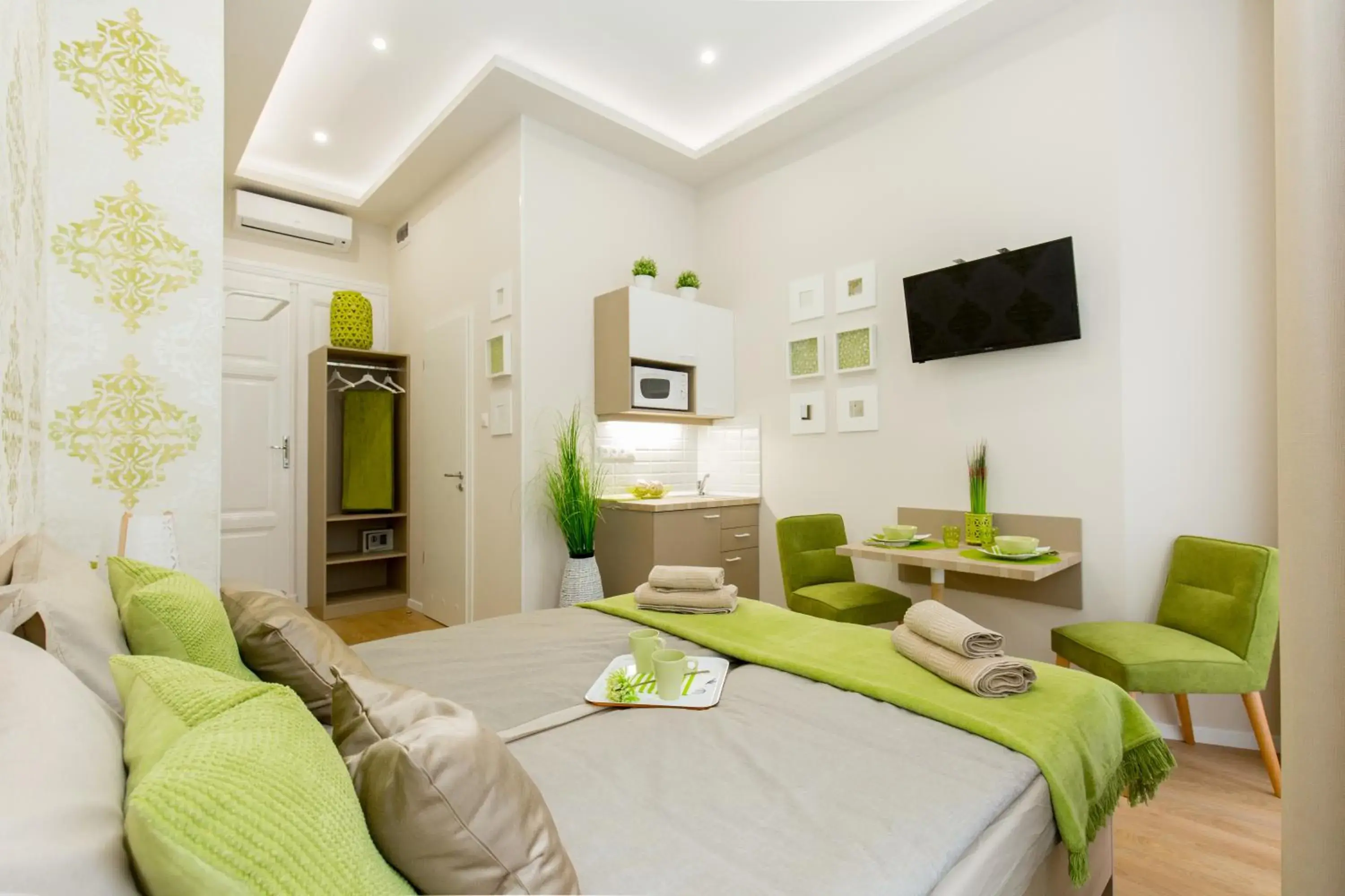 Studio in Budapest Holiday Colours Studio in Budapest Holiday Colours