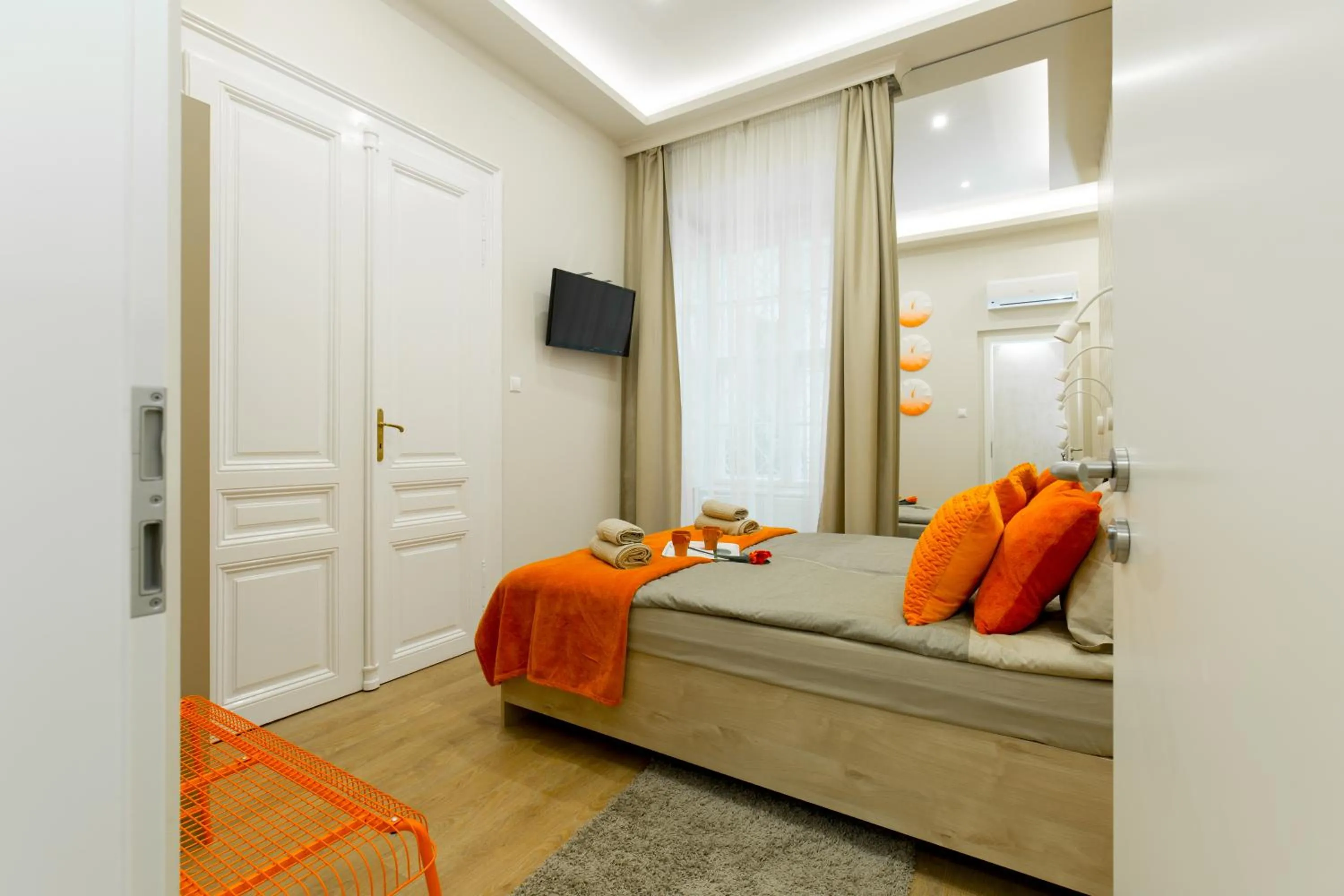 Bedroom, Bed in Budapest Holiday Colours