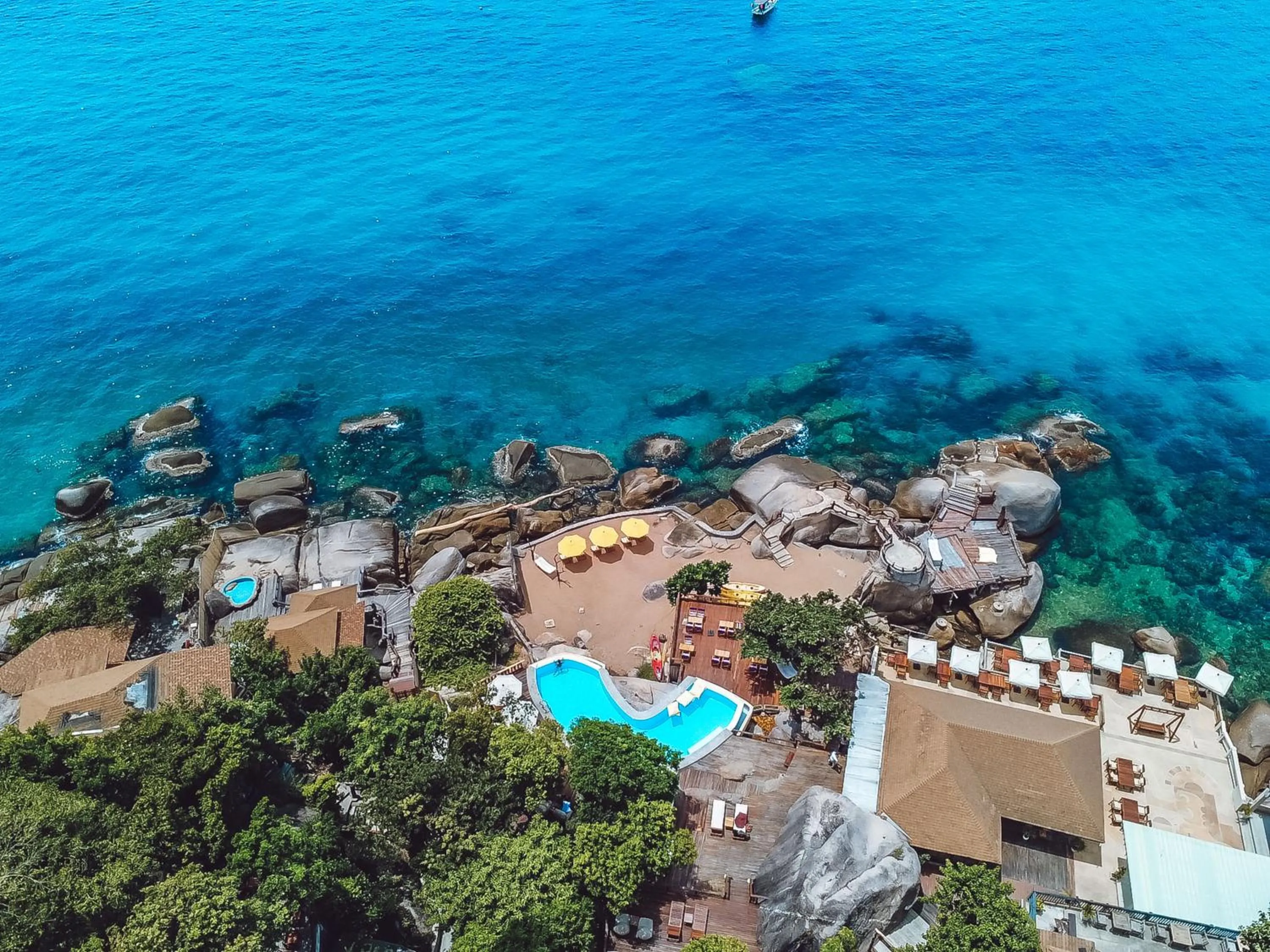 Swimming pool in Dusit Buncha Koh Tao by Riya Group