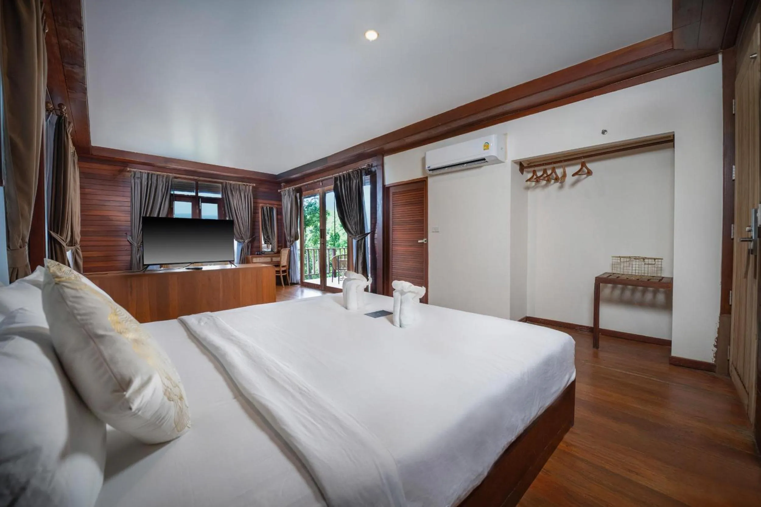 Bed in Dusit Buncha Koh Tao by Riya Group
