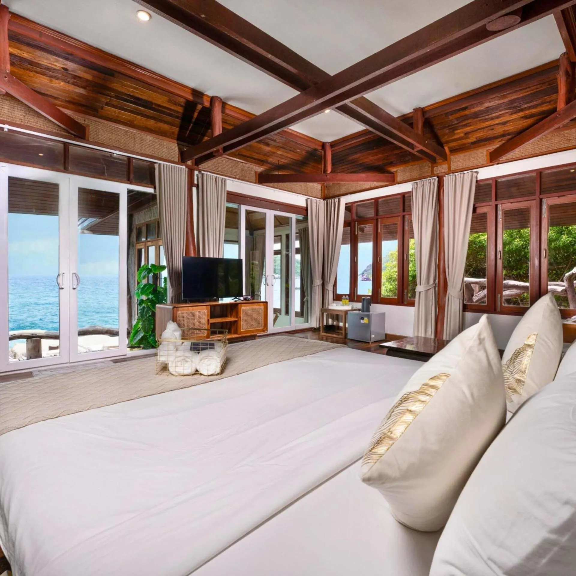 Bed in Dusit Buncha Koh Tao by Riya Group