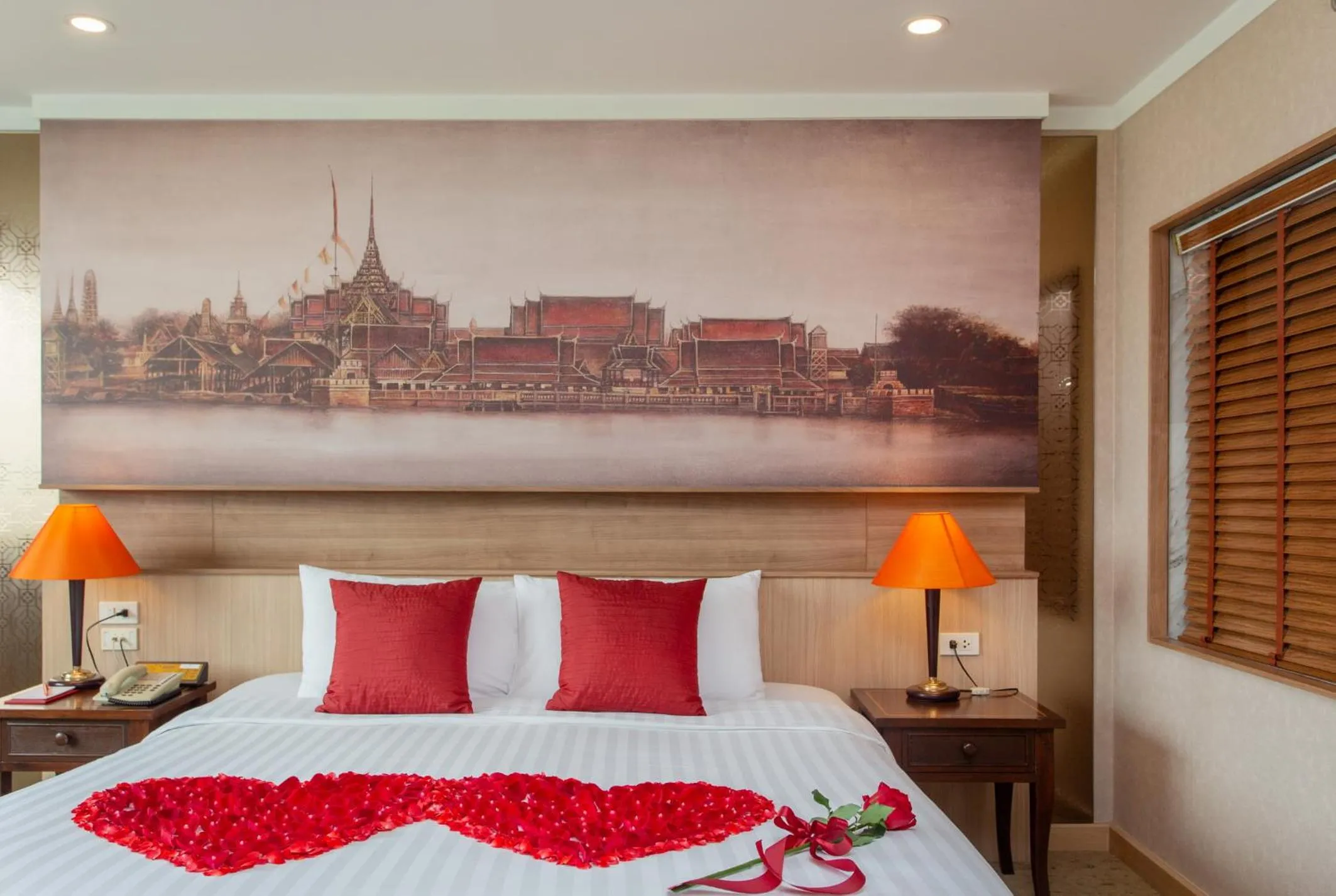 Bed in Ramada Plaza by Wyndham Bangkok Menam Riverside