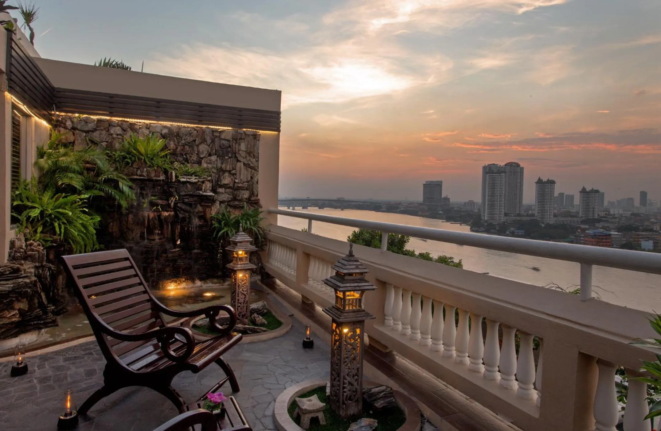 Balcony/Terrace in Ramada Plaza by Wyndham Bangkok Menam Riverside