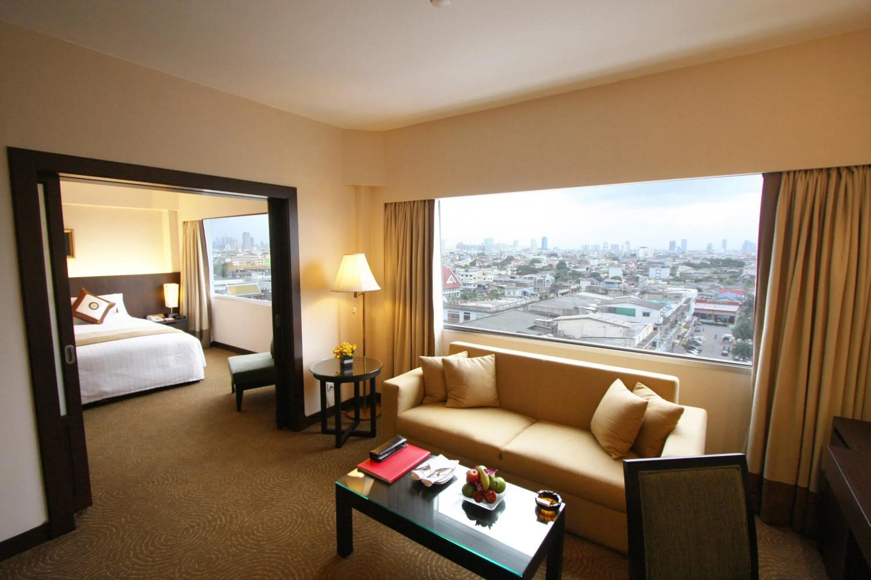 City view, Bed in Ramada Plaza by Wyndham Bangkok Menam Riverside