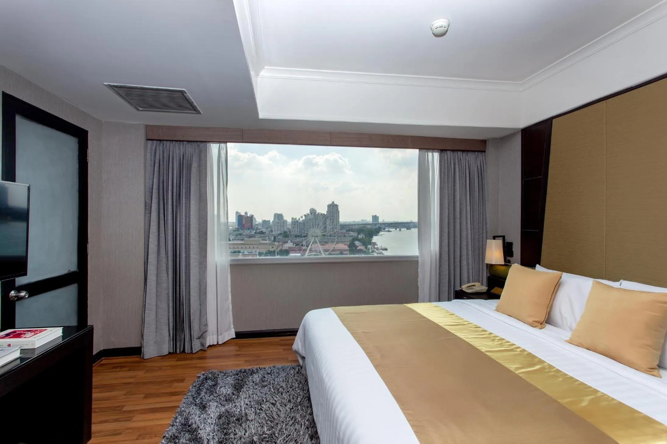 View (from property/room), Bed in Ramada Plaza by Wyndham Bangkok Menam Riverside
