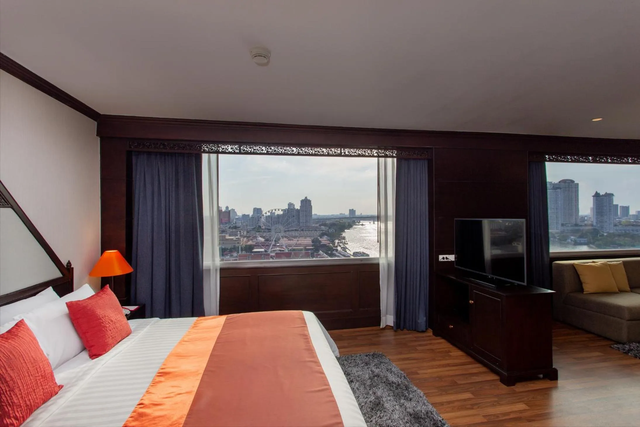 View (from property/room), Bed in Ramada Plaza by Wyndham Bangkok Menam Riverside