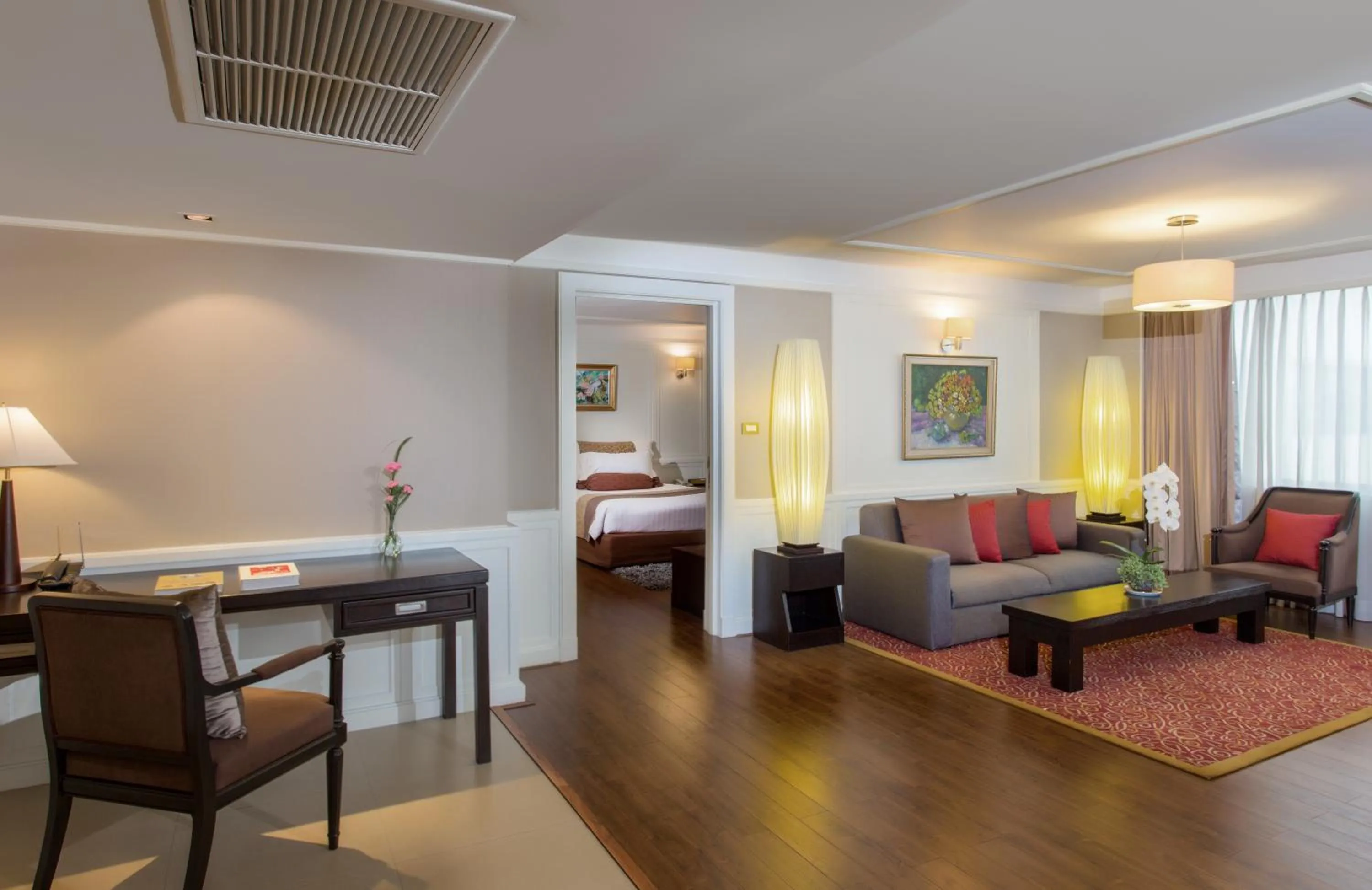 Living room, Bed in Ramada Plaza by Wyndham Bangkok Menam Riverside