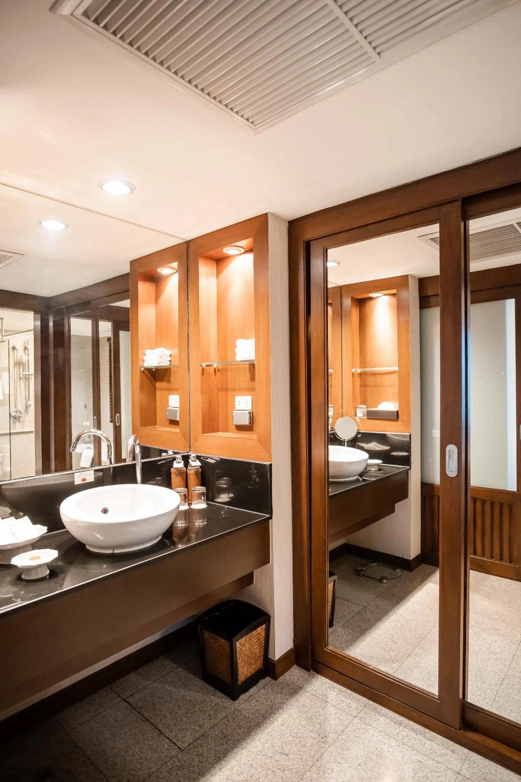 Bathroom, Bed in Ramada Plaza by Wyndham Bangkok Menam Riverside
