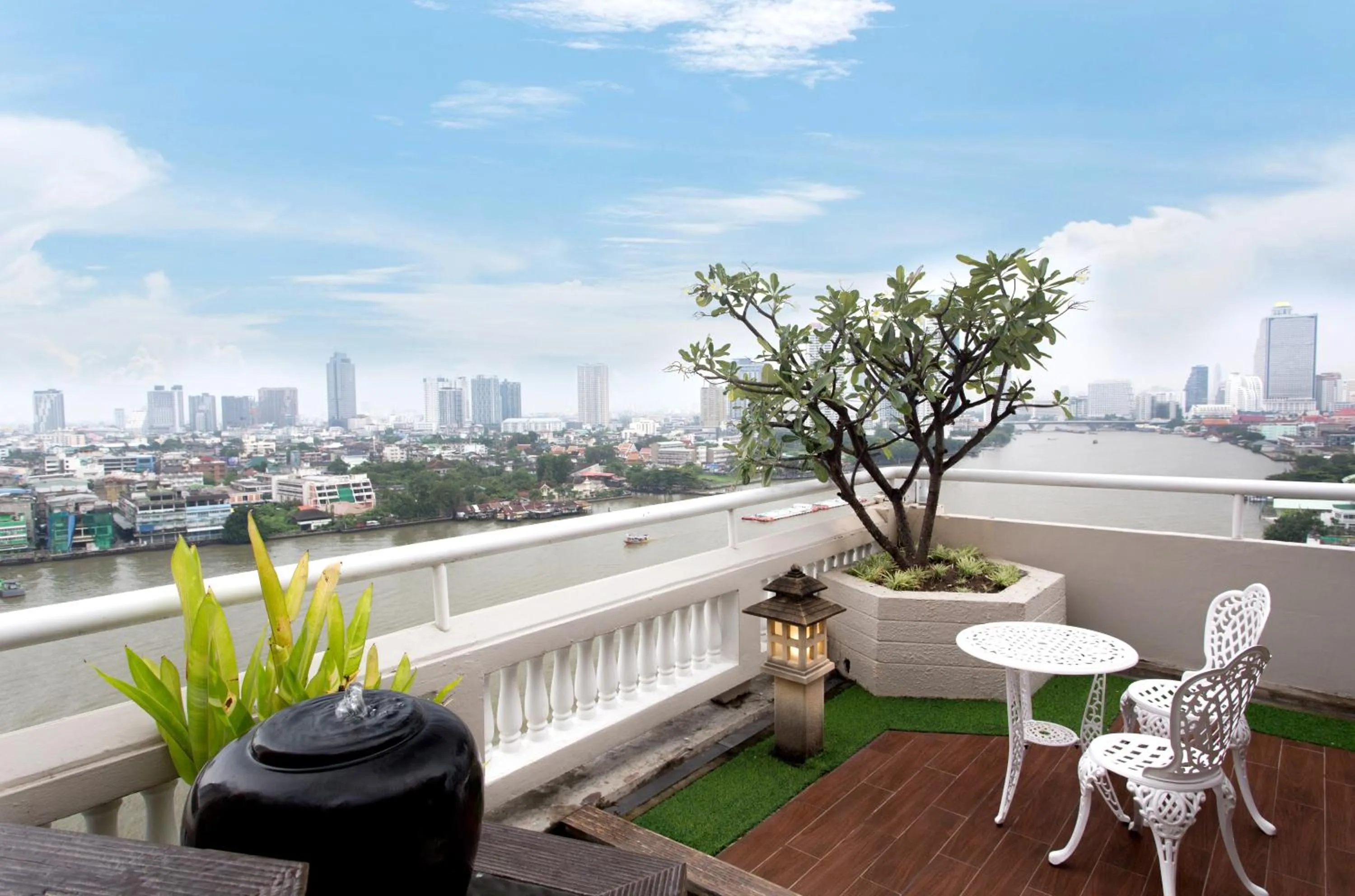 Patio in Ramada Plaza by Wyndham Bangkok Menam Riverside