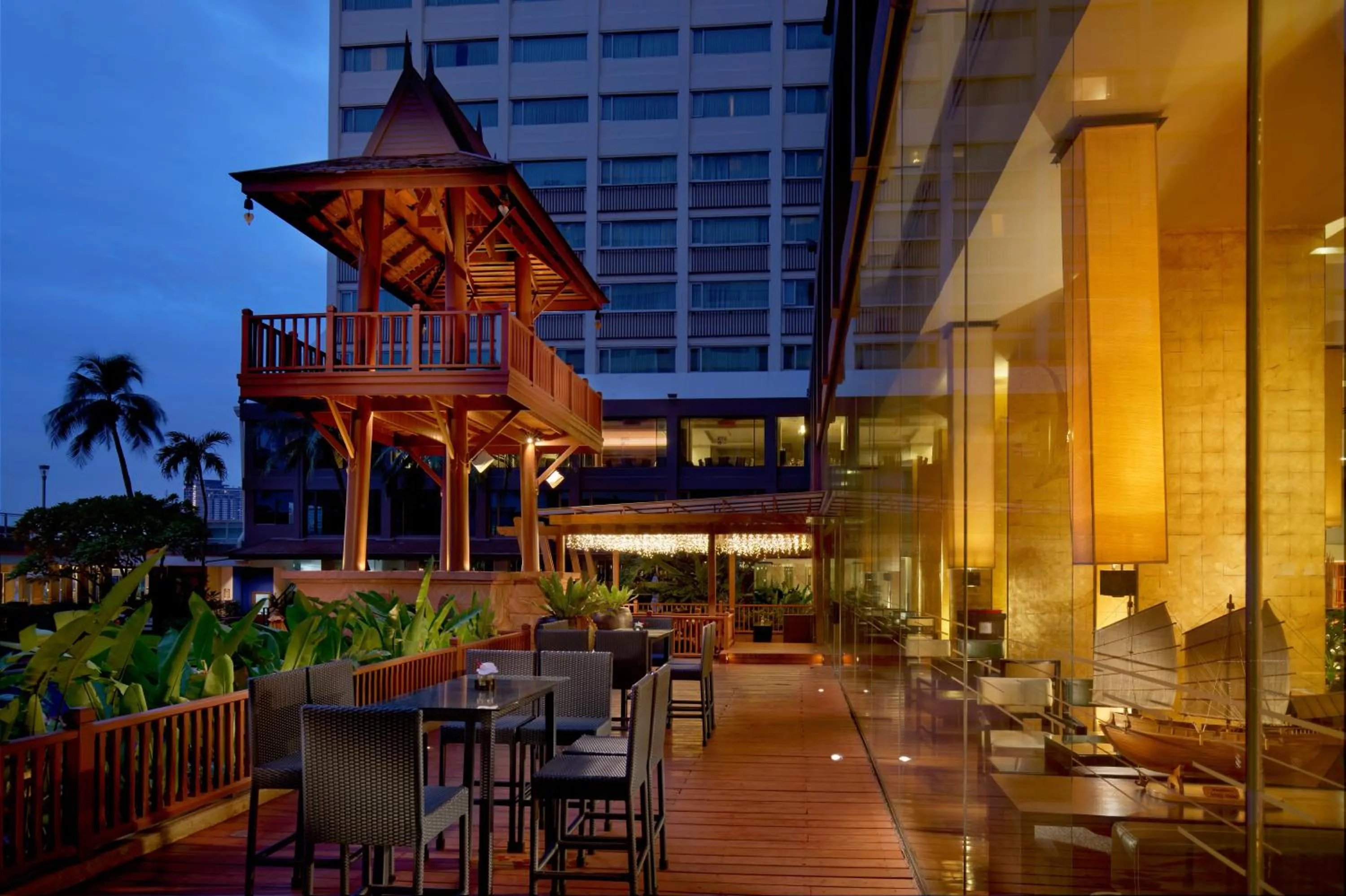Lounge or bar in Ramada Plaza by Wyndham Bangkok Menam Riverside