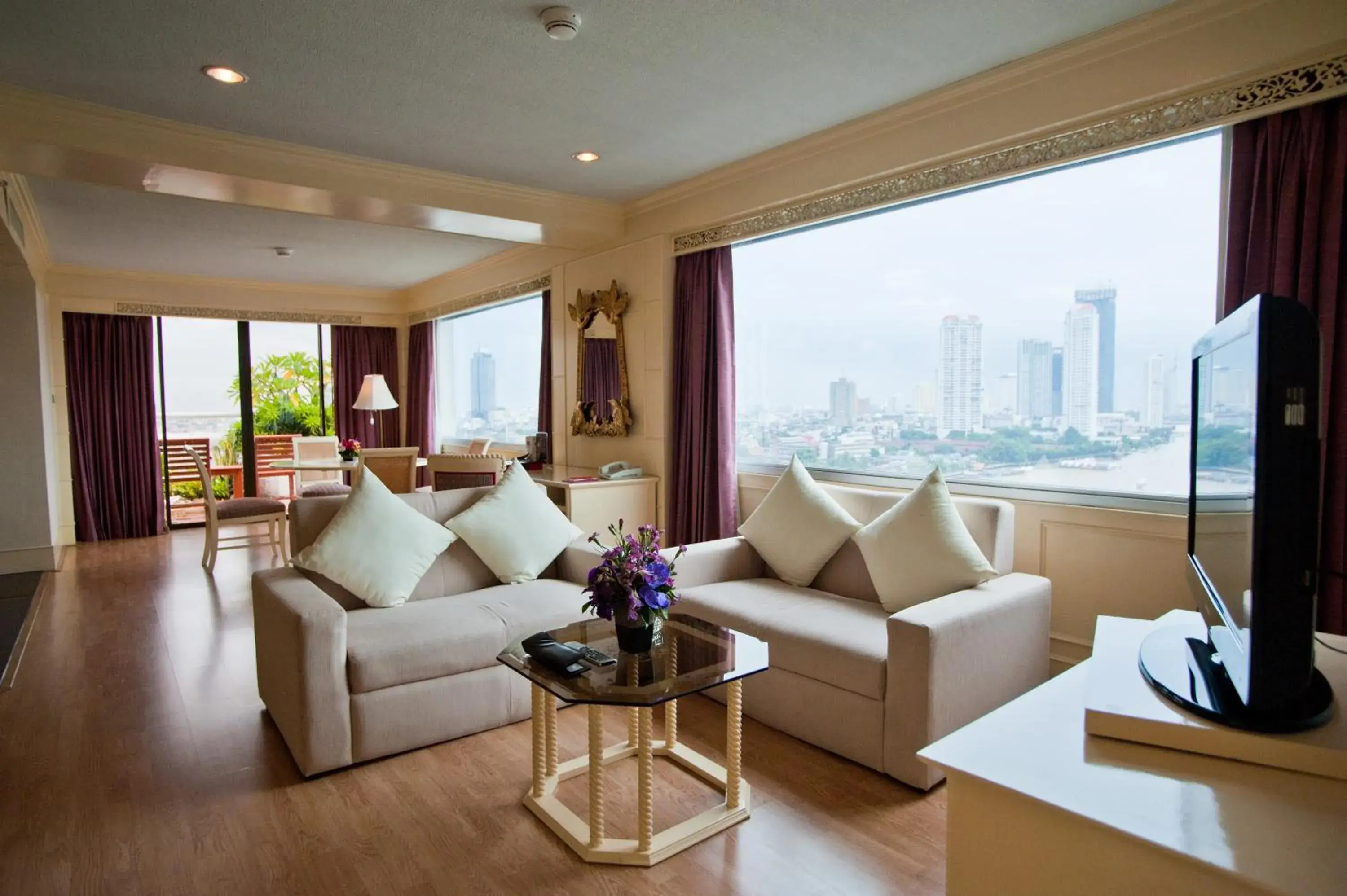 One-Bedroom King Suite with Terrace in Ramada Plaza by Wyndham Bangkok Menam Riverside One-Bedroom King Suite with Terrace in Ramada Plaza by Wyndham Bangkok Menam Riverside