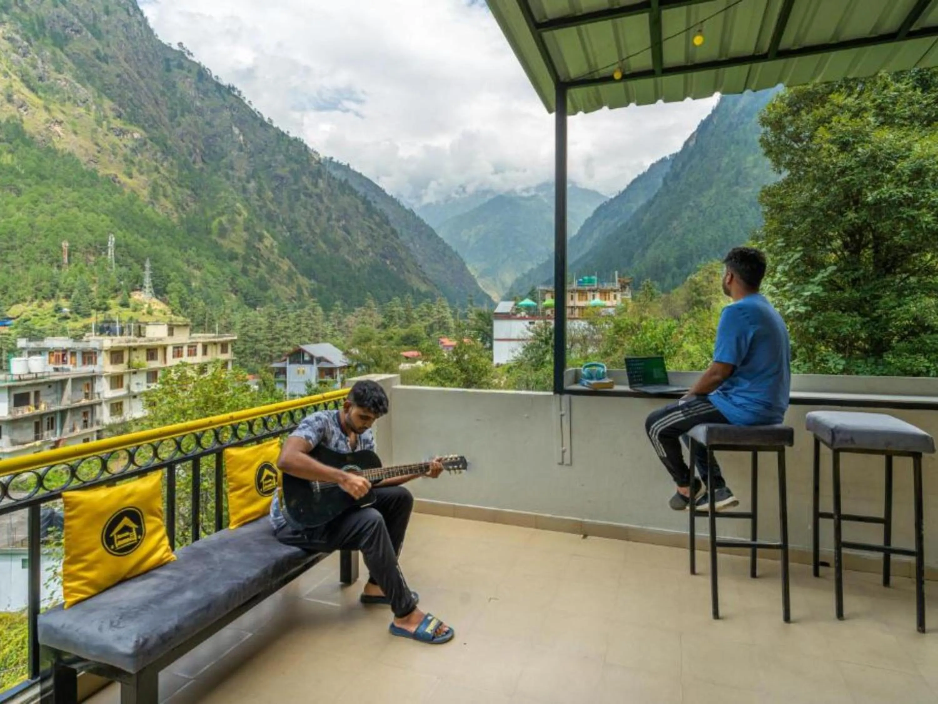 Patio in The Hosteller Kasol