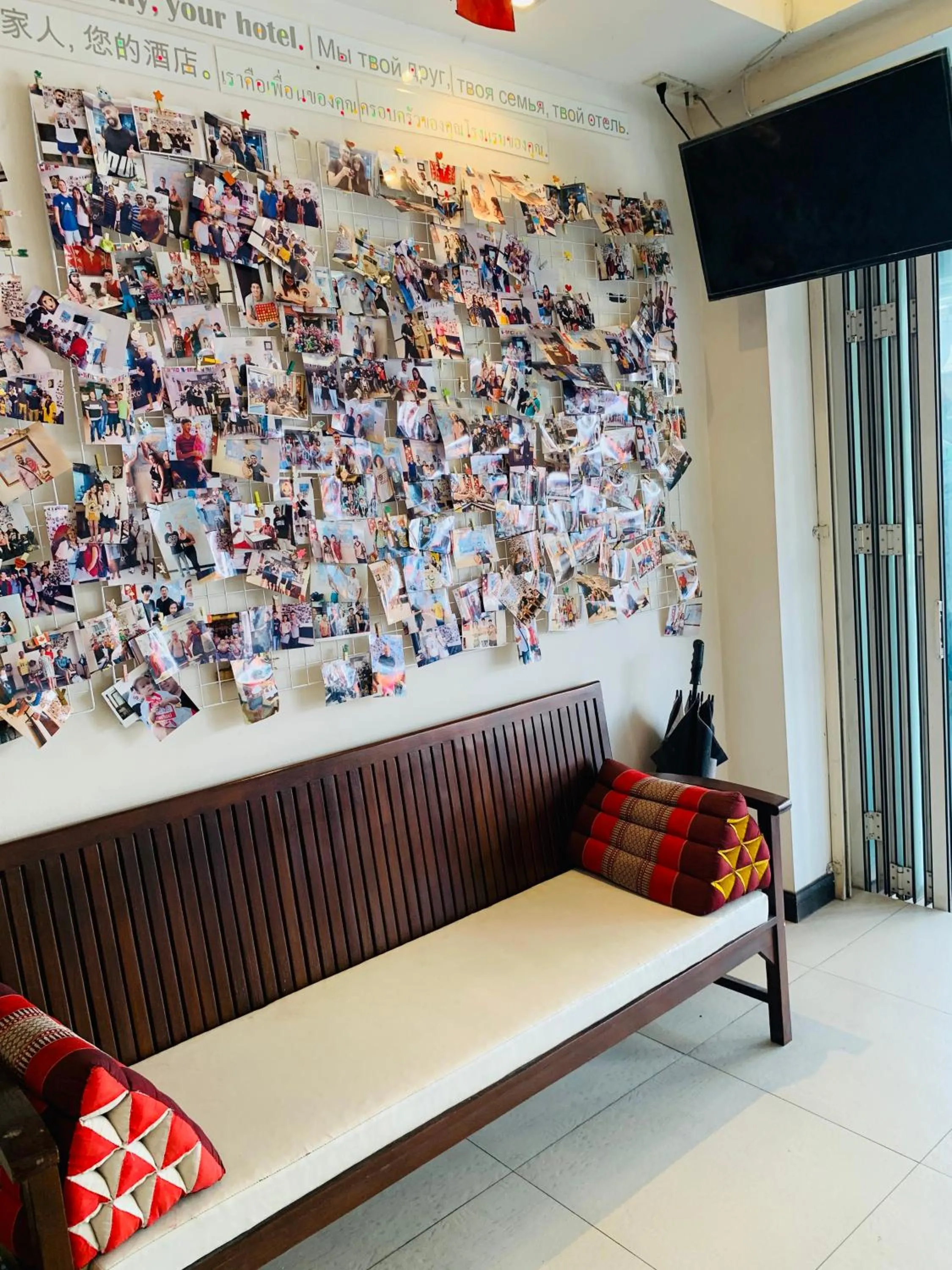 Communal lounge/ TV room in Q Victory Patong Hotel