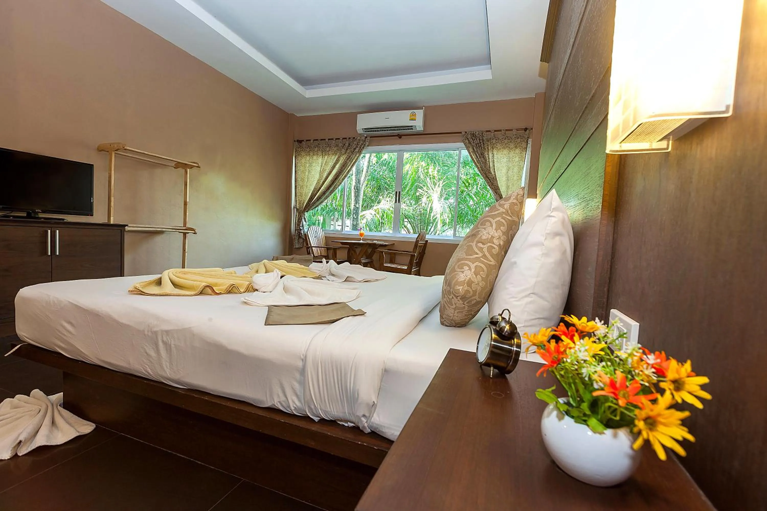 Photo of the whole room, Bed in Lanta Klong Nin Beach Resort