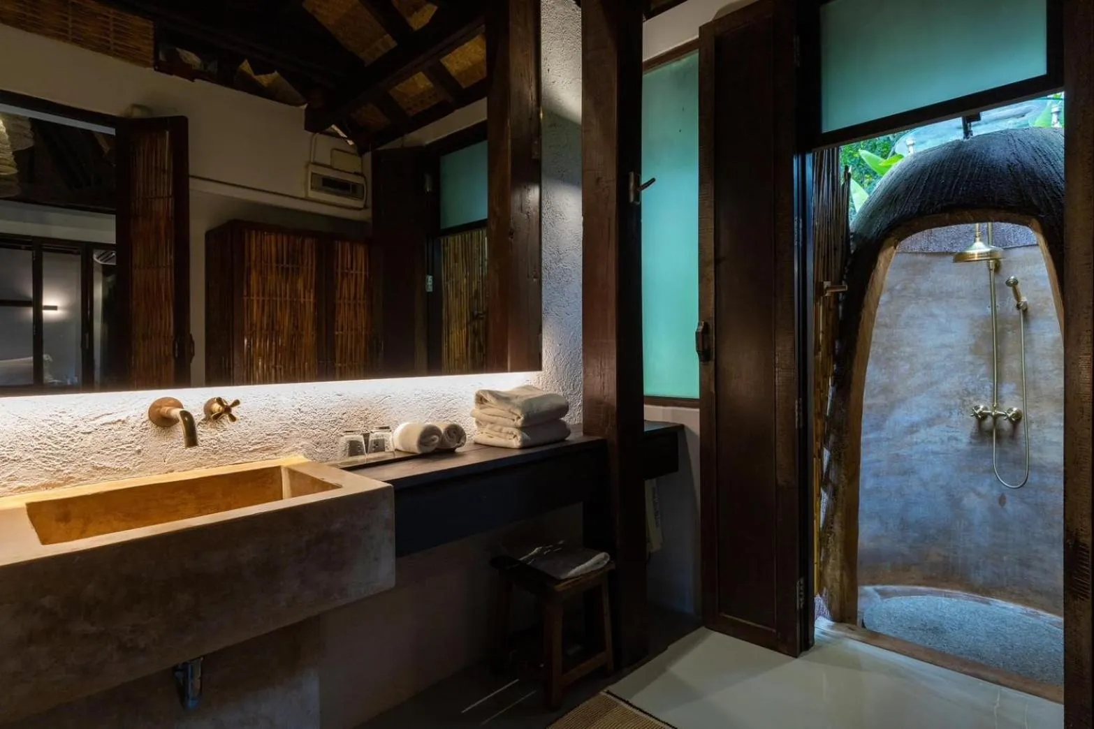 Shower in LA A NATU Sam Roi Yot