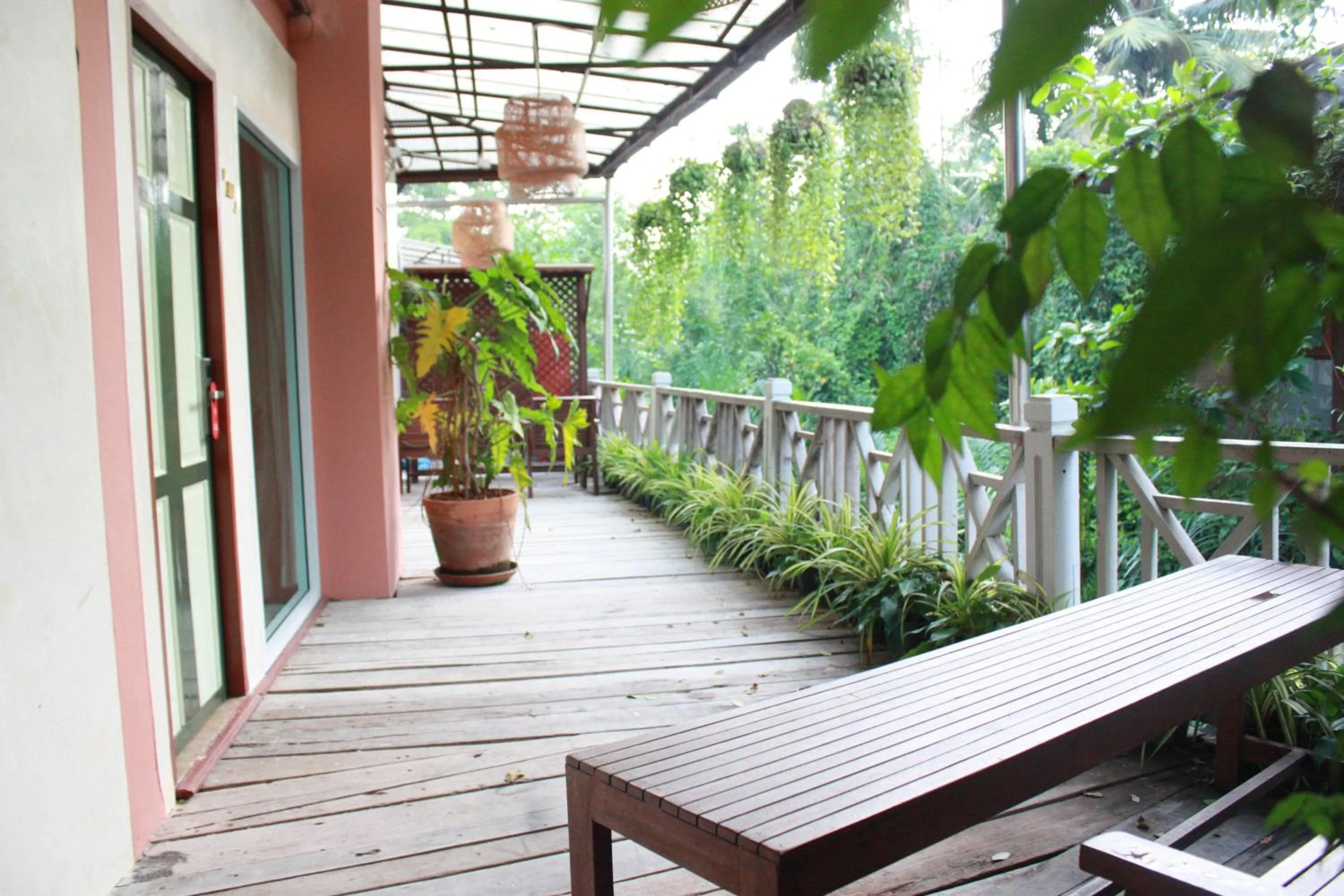Inner courtyard view in Chuchaiburi Sri Amphawa